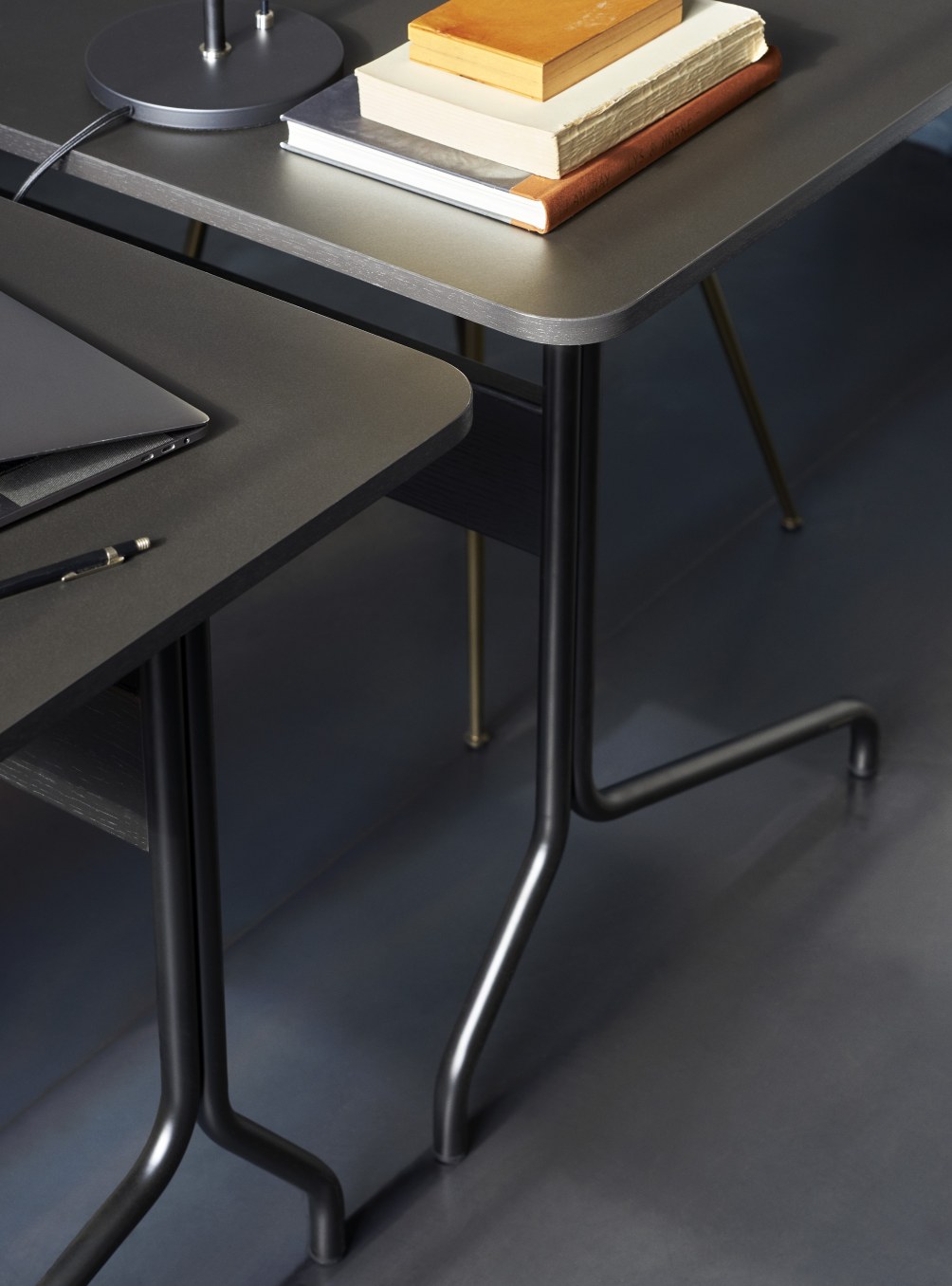 Pavilion AV16 / AV17 Sekretär / Schreibtisch AndTradition