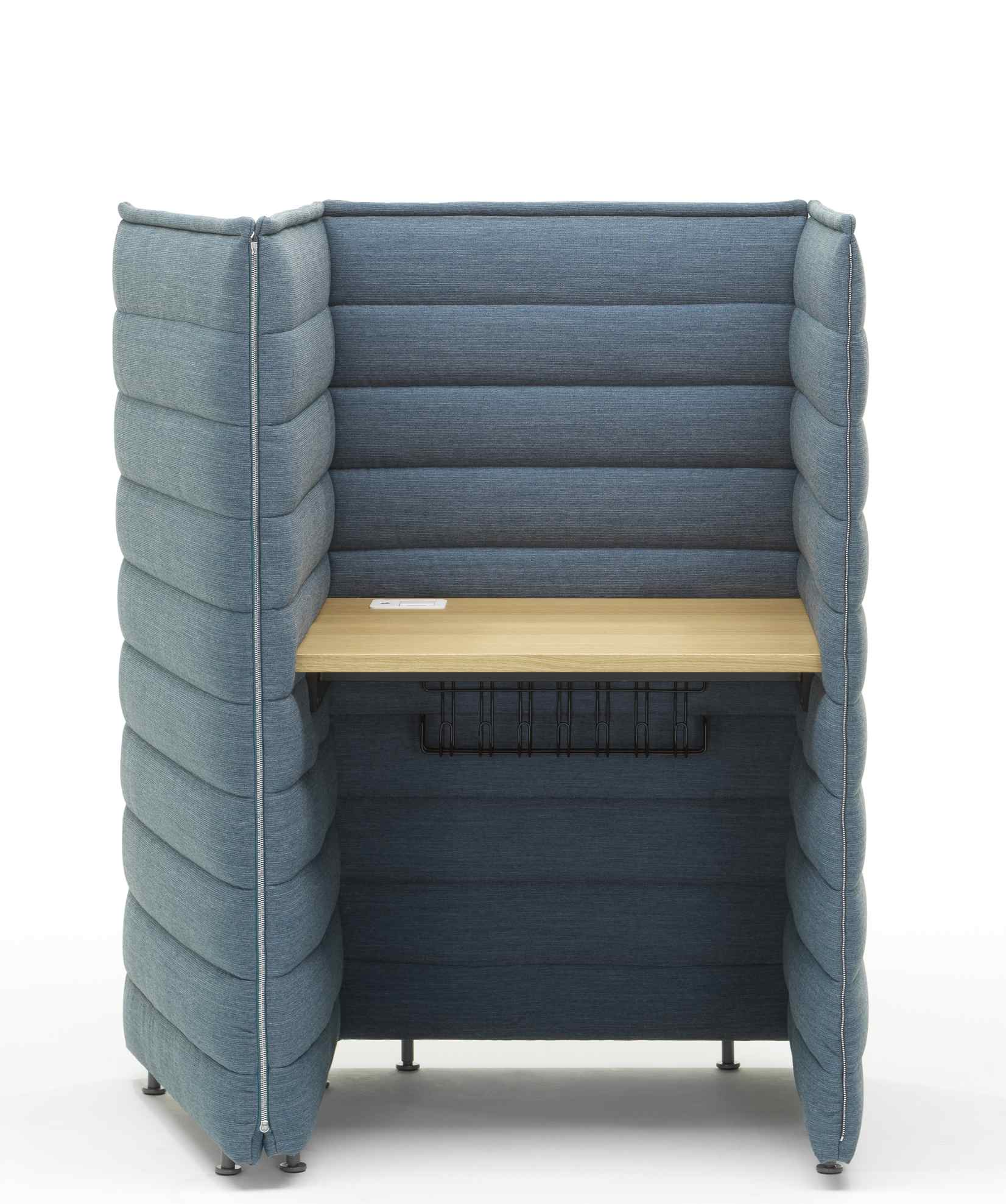 Vitra Alcove Plus Desk Small: Blauer, gepolsterter Schreibtisch mit Holzplatte und Kabelmanagement für Büro und Homeoffice.