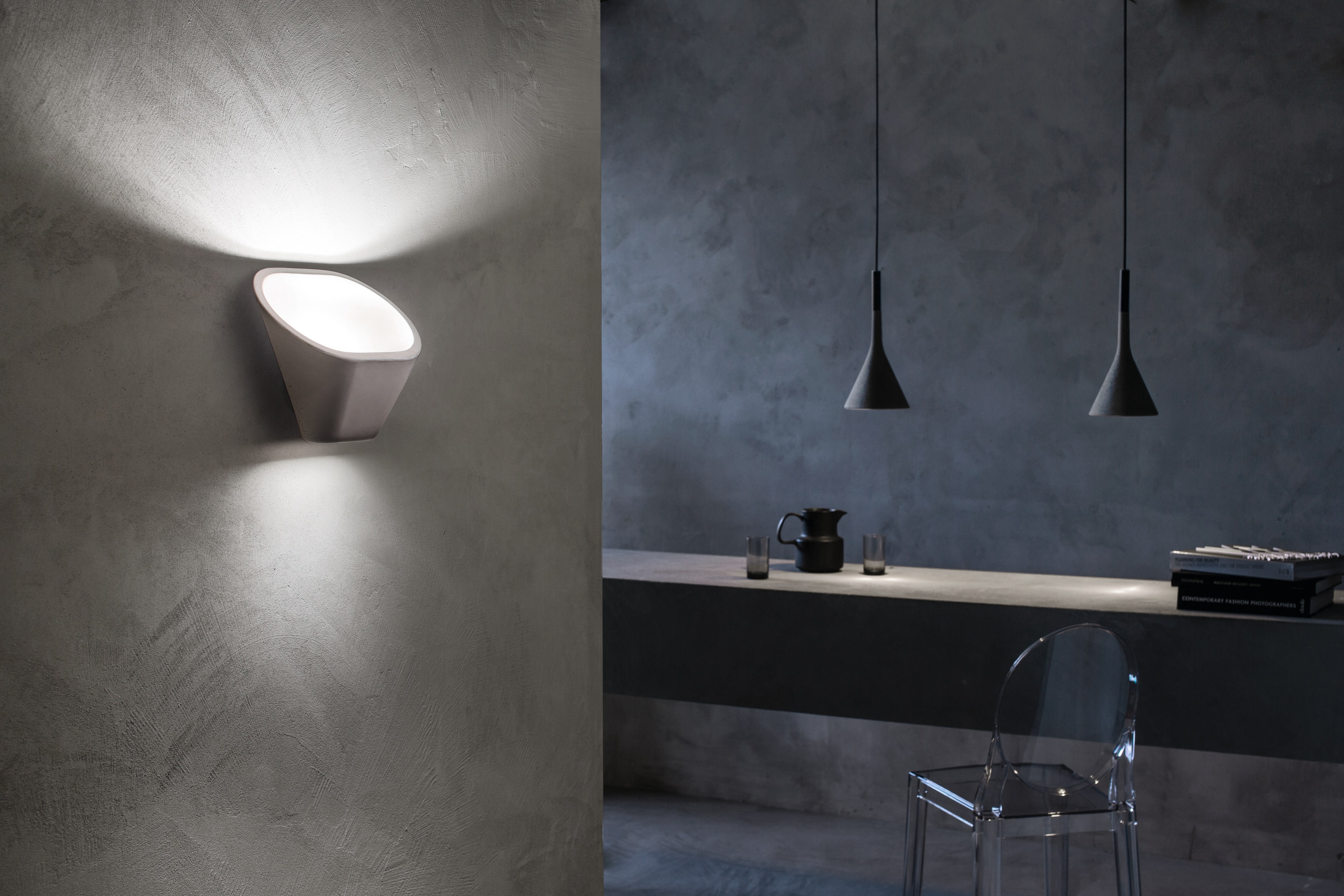 Aplomb Wandleuchte von Foscarini: Moderne LED-Wandlampe aus Beton, die indirektes Licht spendet.