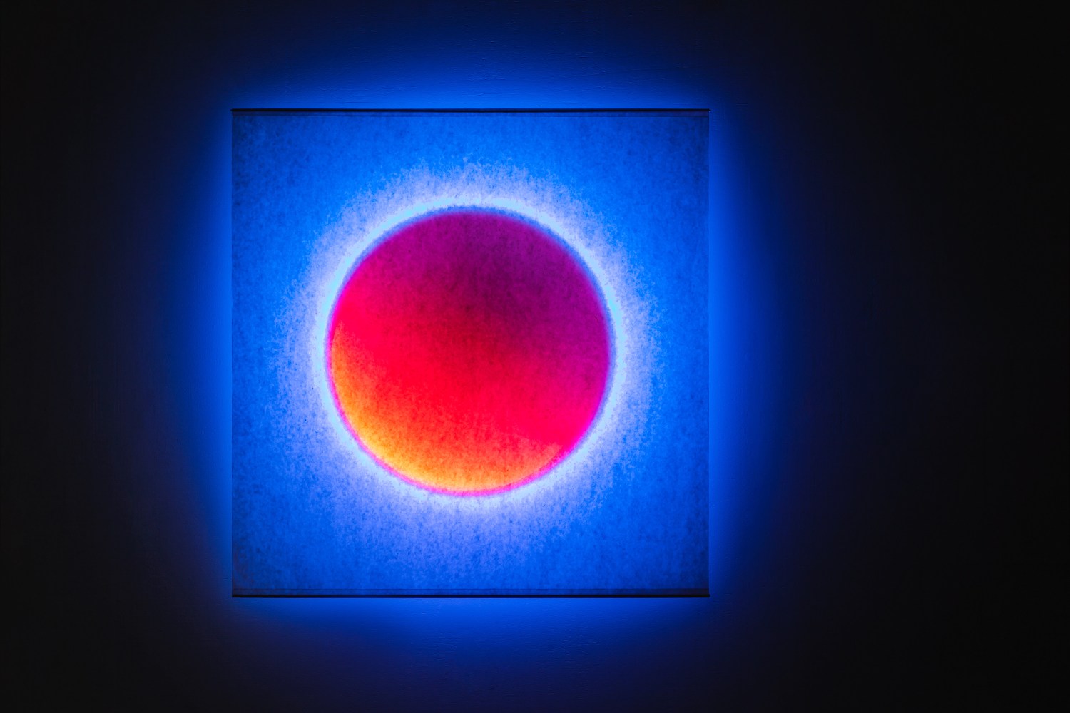 Moodmoon Wandleuchte: Quadratische Designlampe mit rotem Kreis und blauem Lichteffekt. Ingo Maurer Stil.