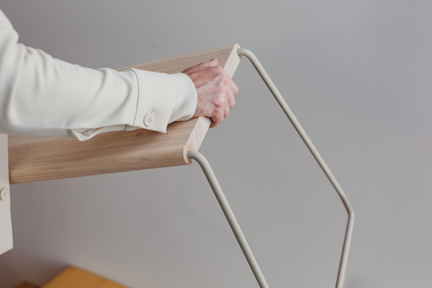 Detailaufnahme der D:004 Bank von Fuchs & Habicht in Kohleschwarz mit Holzplatte und Metallgestell.