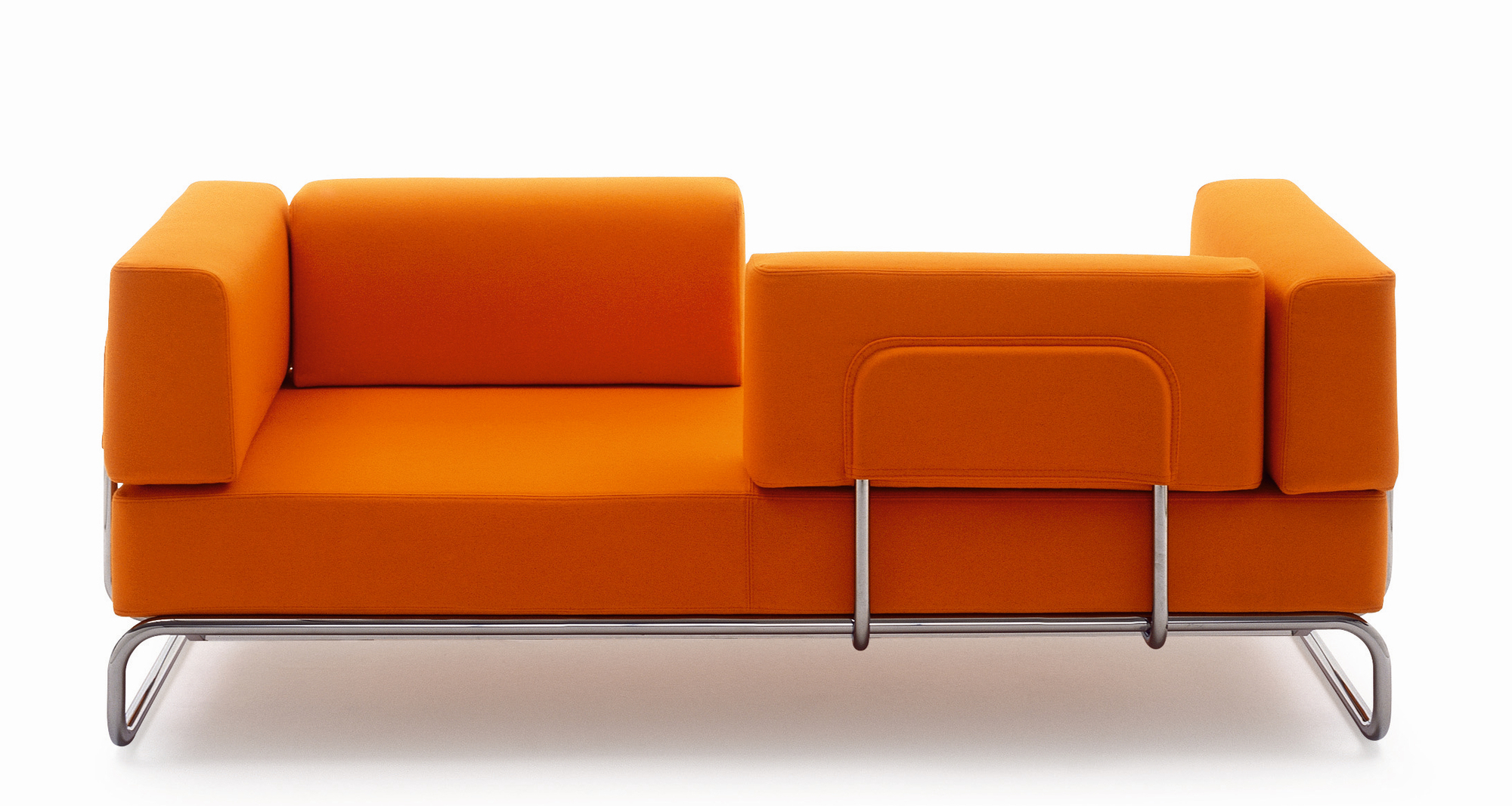 Oranges Thonet Sofa S 5002, ein moderner 2-Sitzer mit Stahlrohrgestell für Wohnzimmer und Büro.