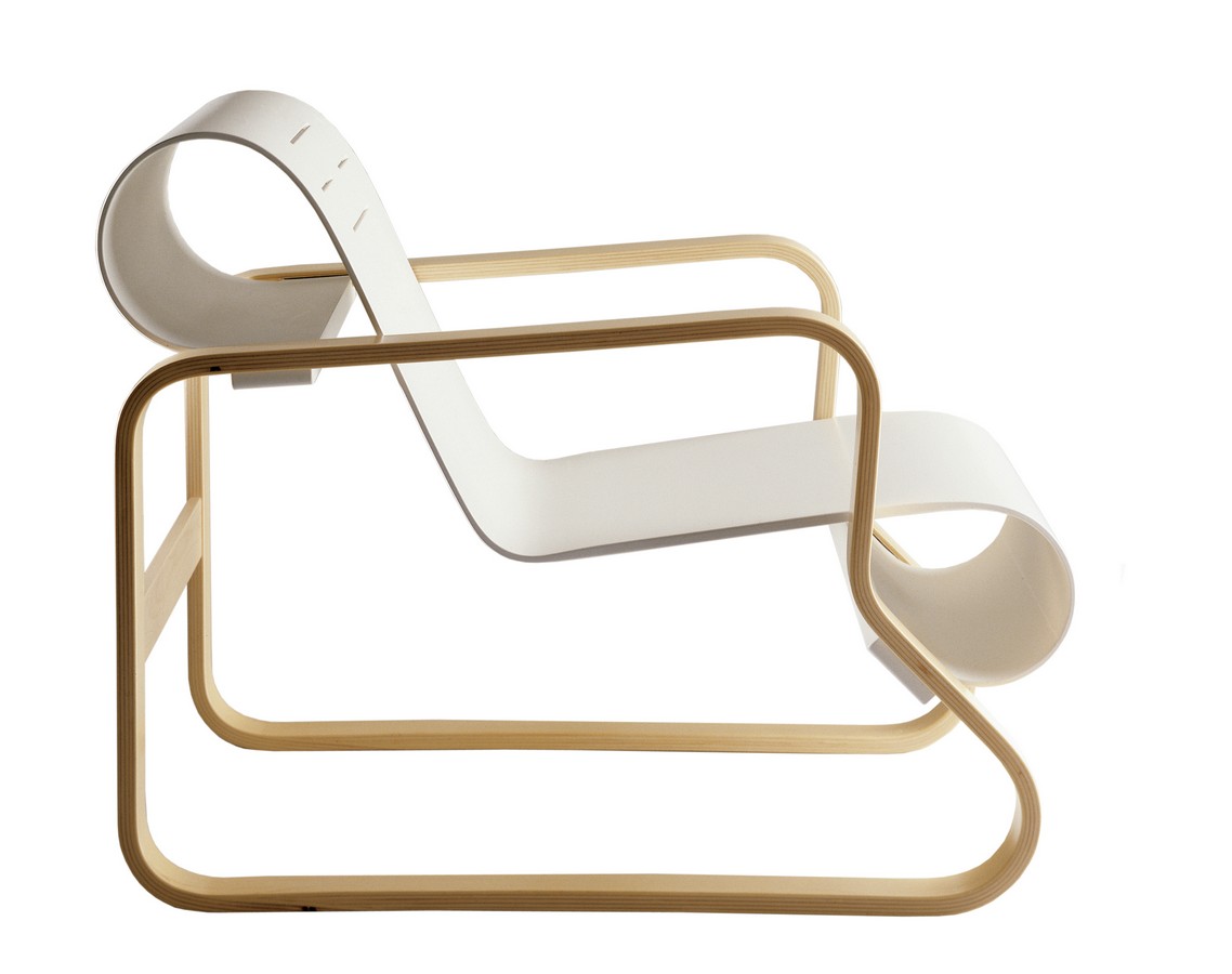 Seitenansicht des Paimio Sessels von Artek: Designklassiker aus gebogenem Holz und weißem Sitz.