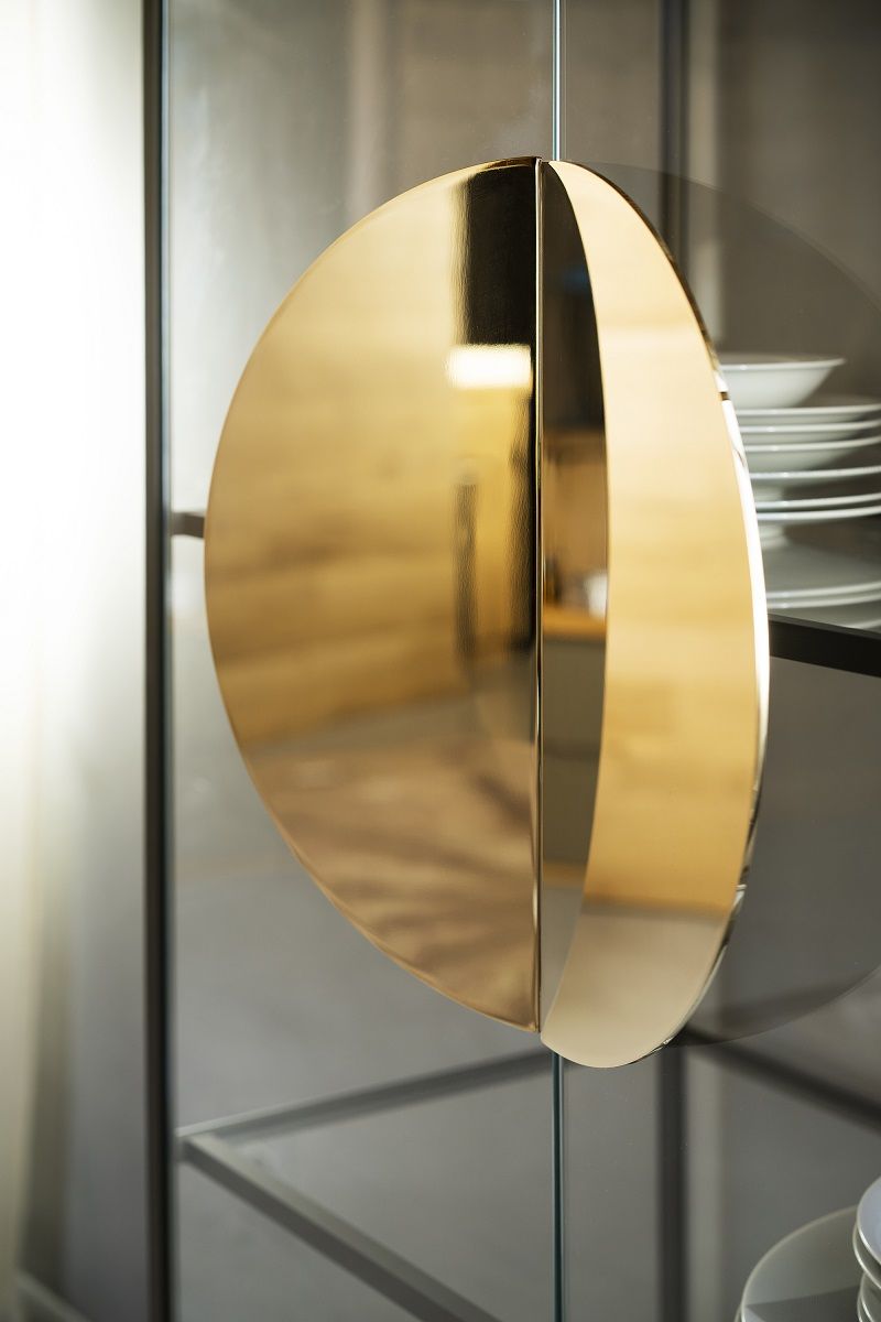 Nahaufnahme der Yang Display Cabinet Vitrine von Opinion Ciatti mit runder, goldener Tür.