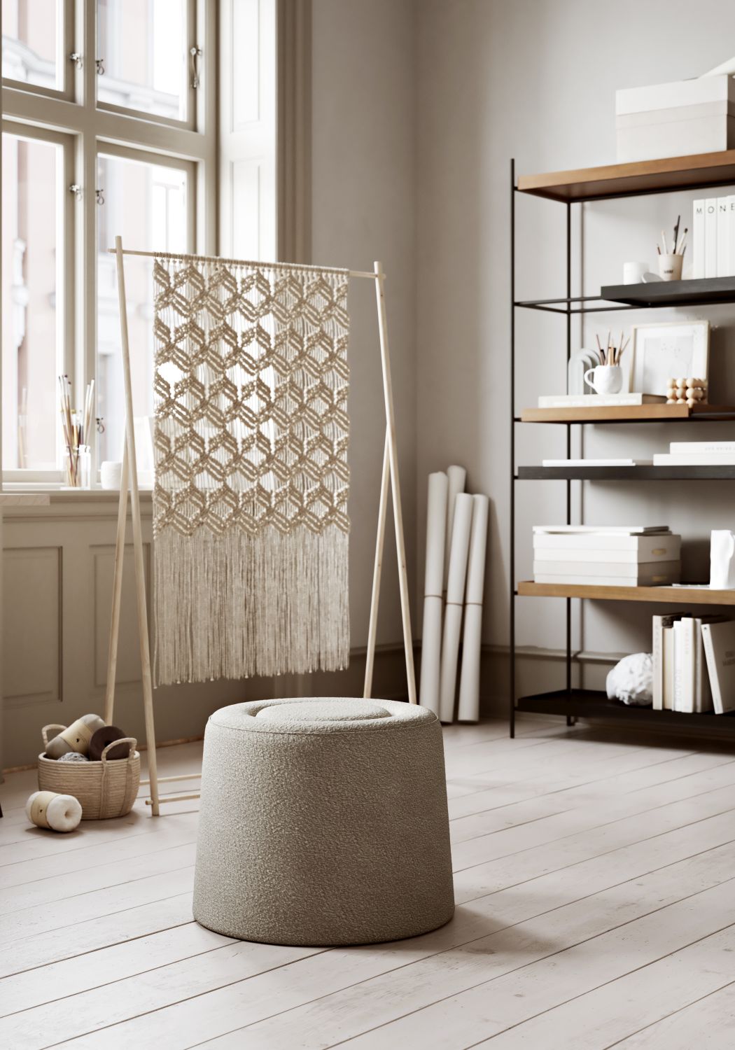 Beiger Praline Hocker von Woud, runder Sitzhocker aus Stoff, modernes Wohnaccessoire für Wohnzimmer und Schlafzimmer.