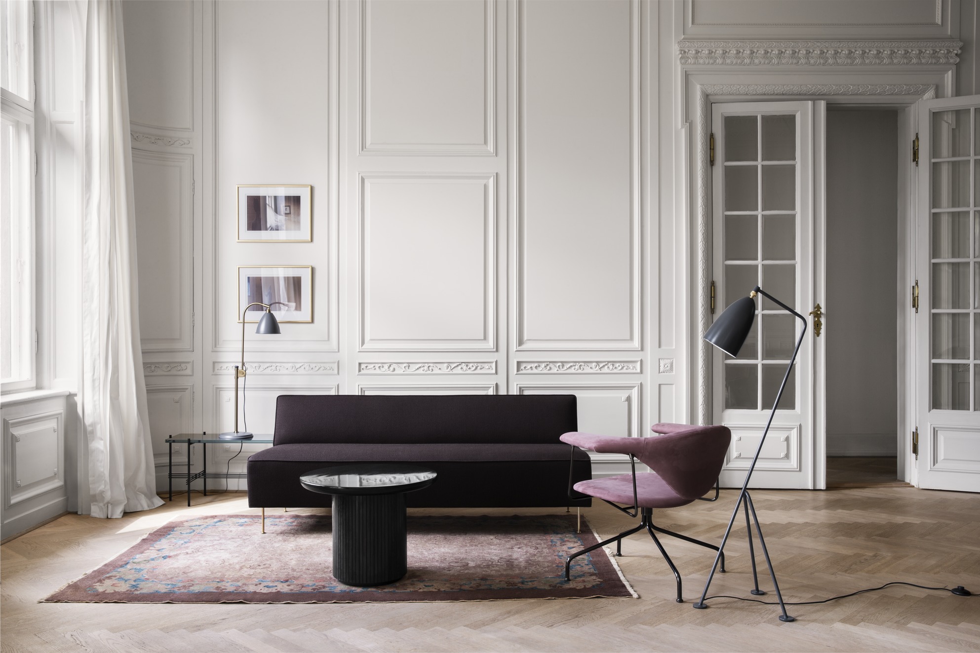 Gräshoppa / Grashoppa Stehleuchte Anthrazit-Grau Gubi