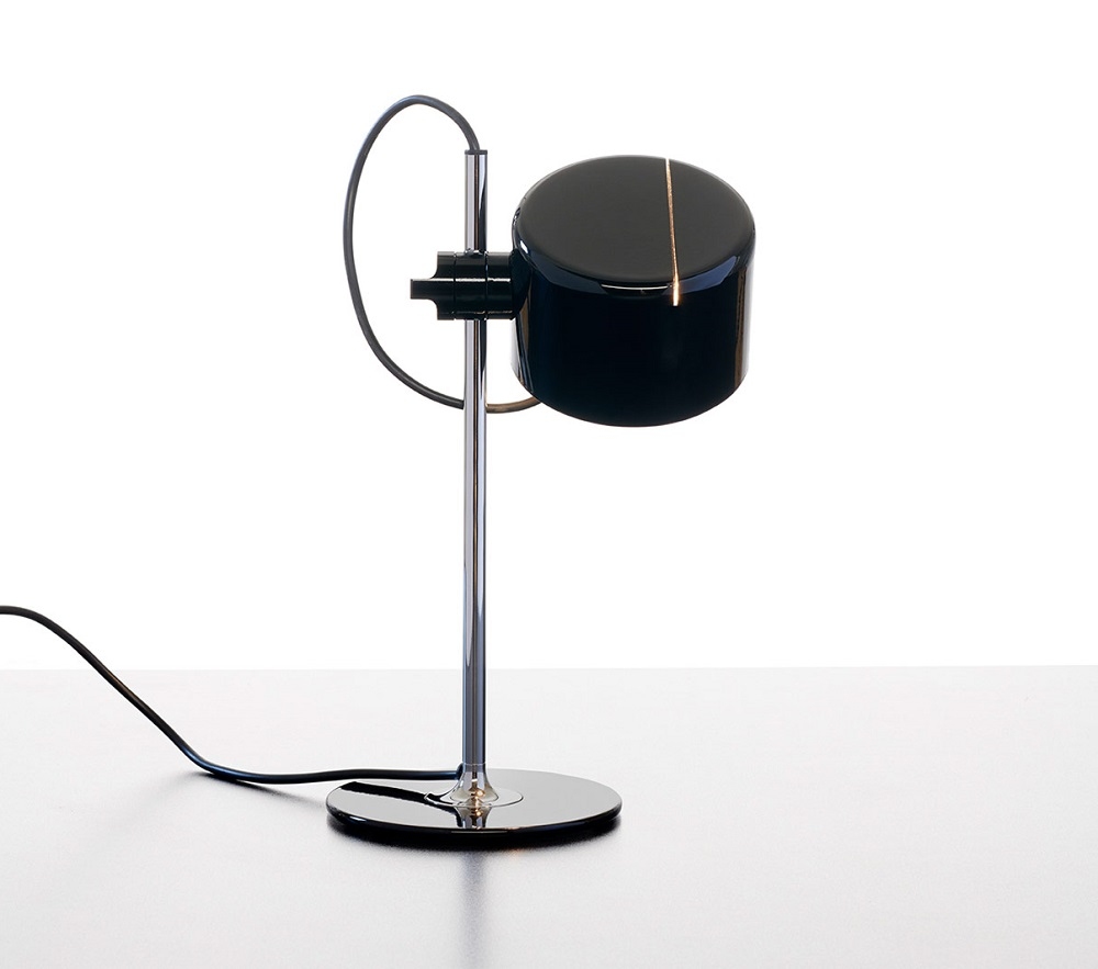 Schwarze Mini Coupé Tischleuchte von Oluce mit glänzendem Lampenschirm und verchromtem Fuß.