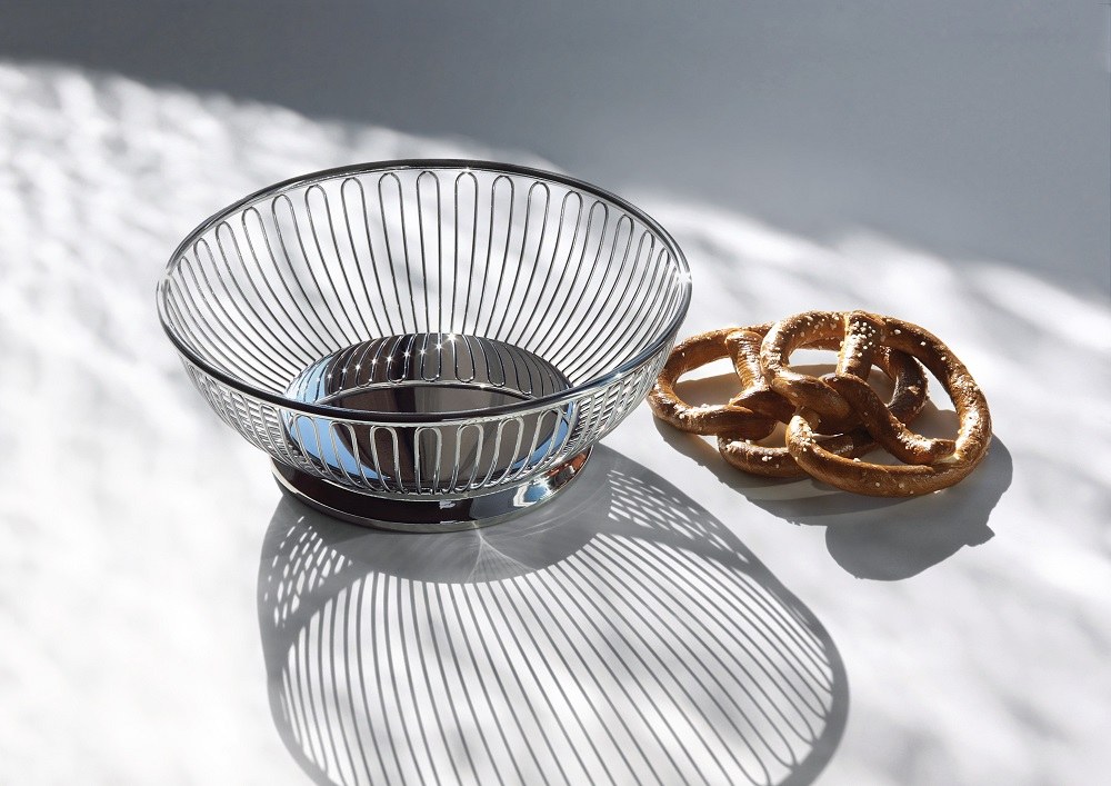 Alessi Drahtkorb 826/24 aus glänzendem Edelstahl mit Brezeln, ideal als Obstkorb oder Brotkorb.