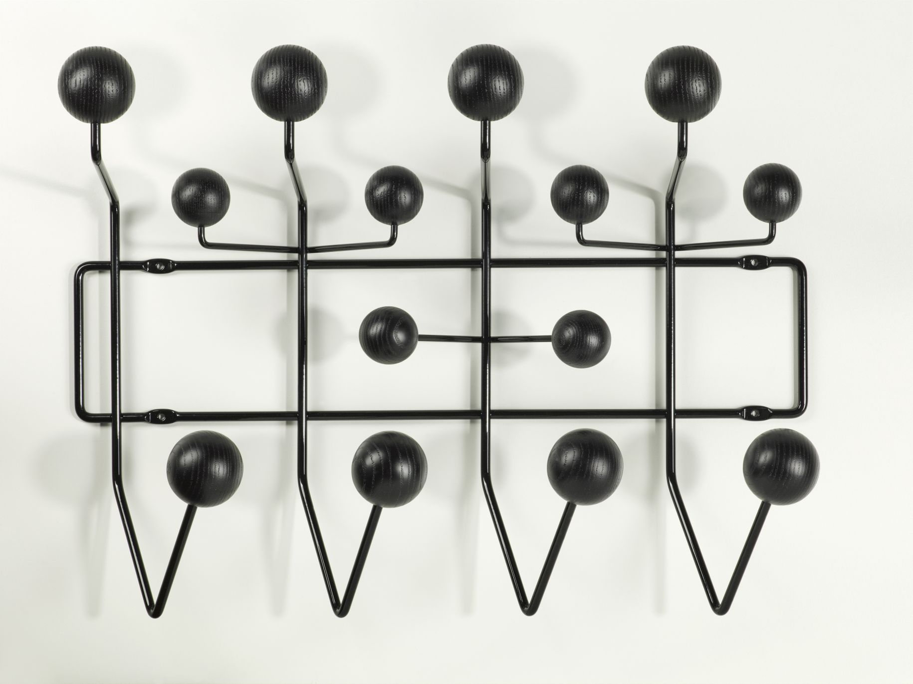 Schwarze Eames Hang it all Garderobe von Vitra aus Esche, moderne Wandgarderobe mit bunten Holzkugeln.