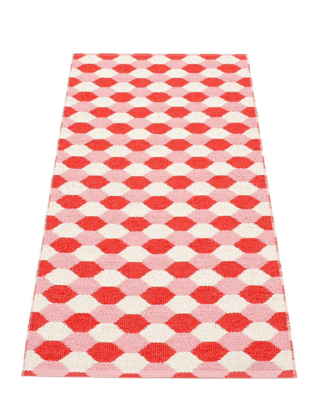 Dana Kunststoffteppich 70x160 Coral Pappelina mit geometrischem Muster in Koralle, Rosa und Weiß.