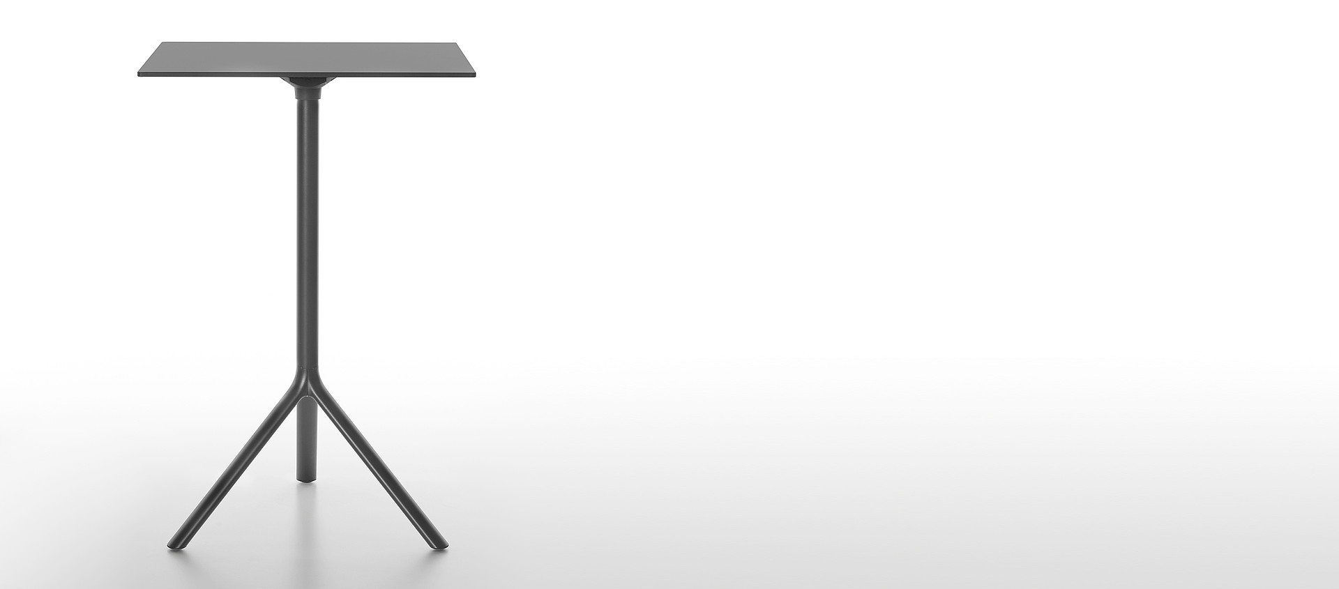 Schwarzer Miura Stehtisch mit quadratischer Tischplatte und dreibeinigem Fuß für den modernen Empfangsbereich.
