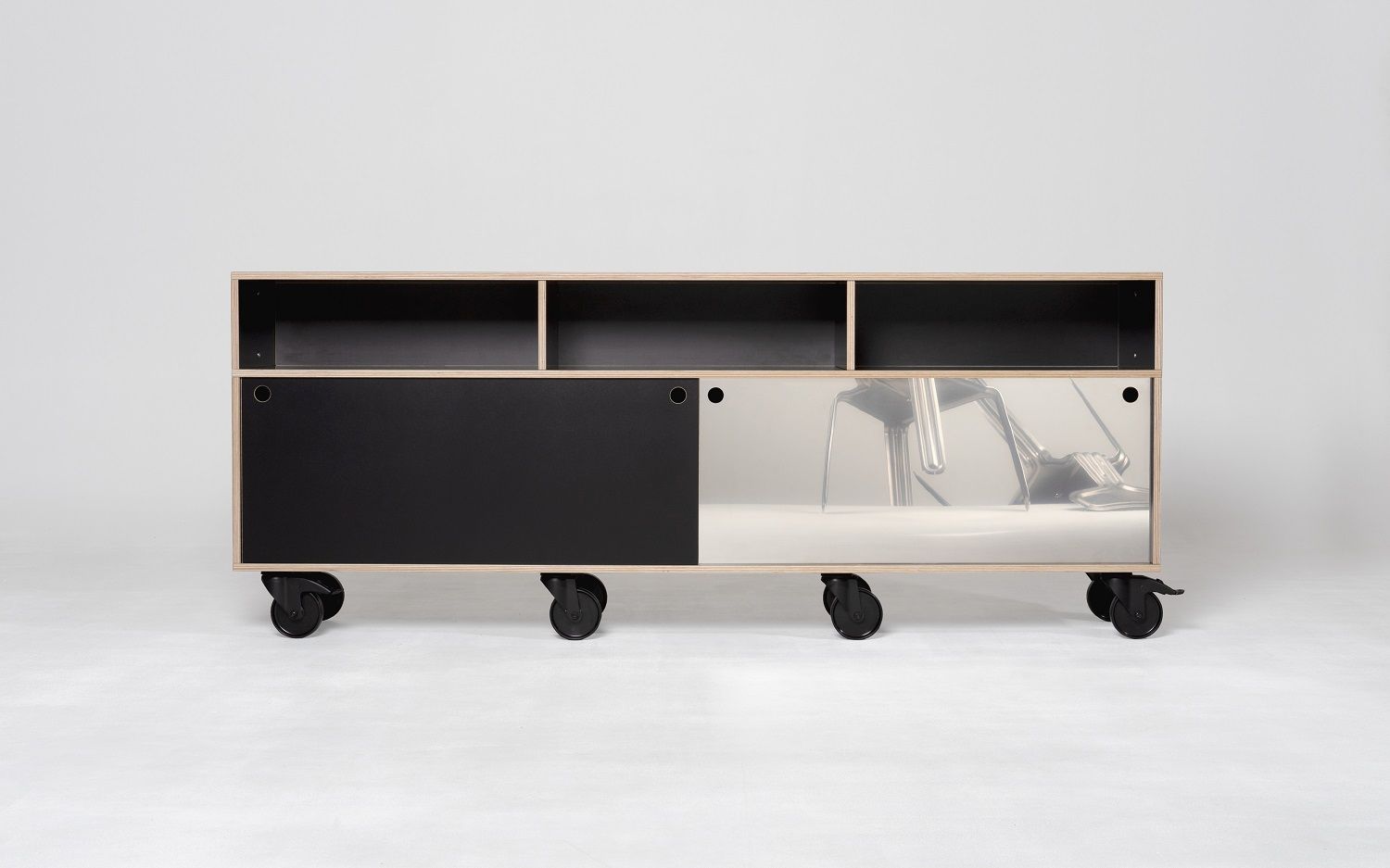 Egal Rockboard Sideboard von Nils Holger Moormann mit Schiebetüren und Rollen, modernes Möbeldesign.