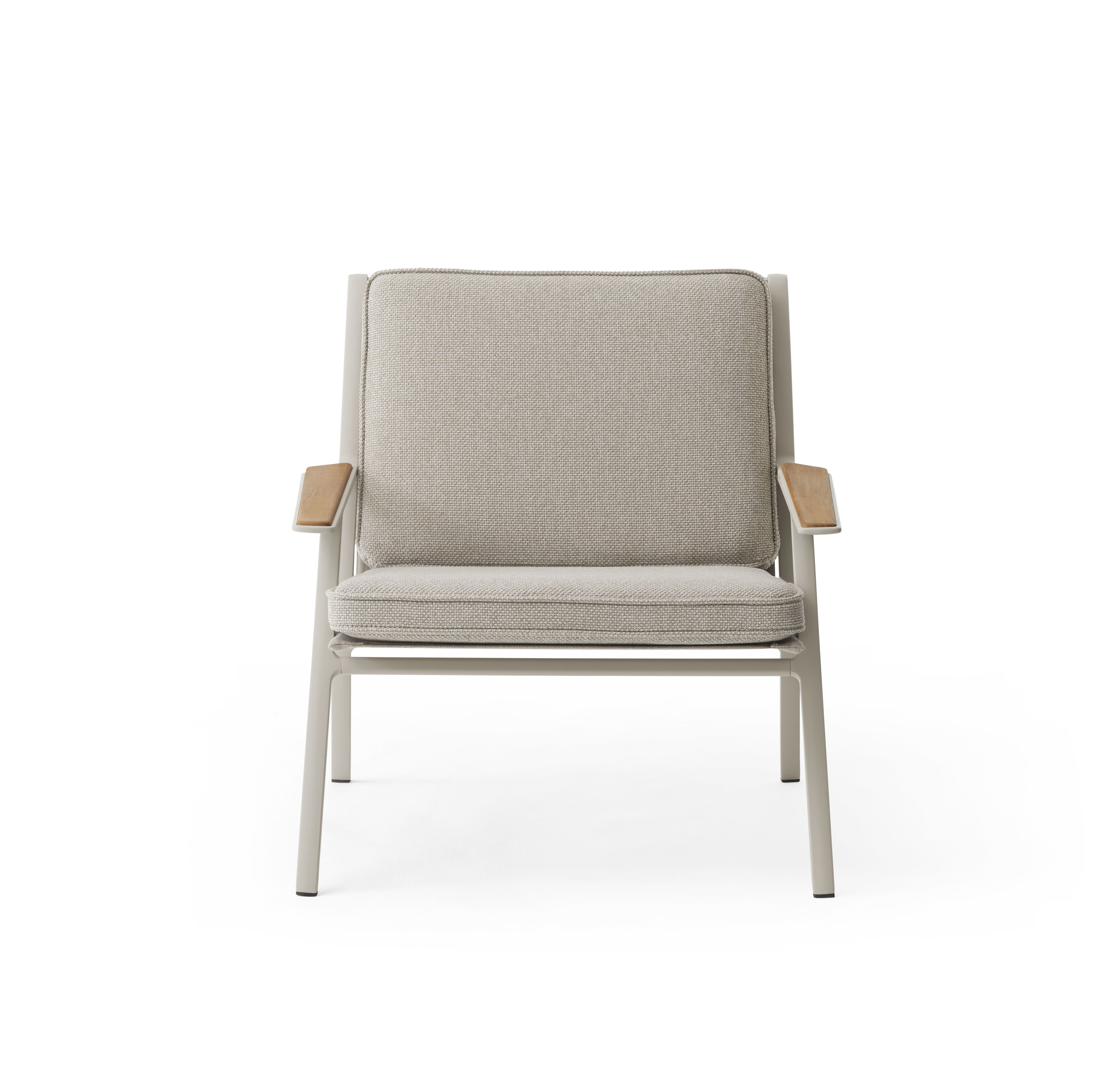 Vipp Open-Air Lounge Stuhl: Moderner Outdoor Sessel mit hellgrauen Kissen und Holzarmlehnen.