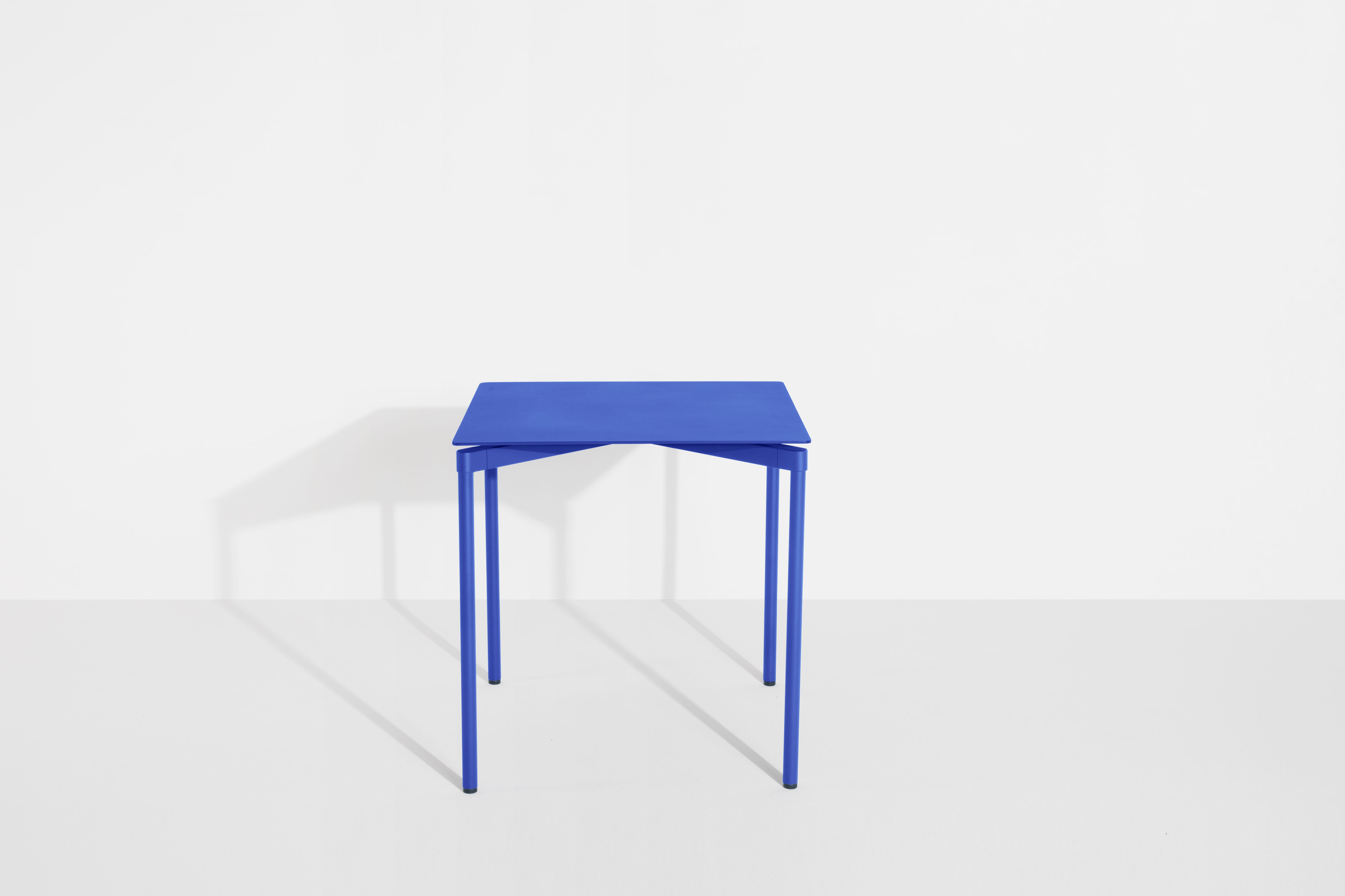 Blauer, quadratischer Fromme Esstisch von Petite Friture, minimalistisches Design für Esszimmer und Küche.