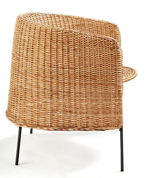 Caribe Lounge Chair: Outdoor Sessel aus Rattan mit schwarzen Beinen, Seitenansicht.