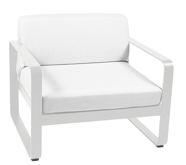 Weißer Bellevie Outdoor Sessel von Fermob mit Aluminiumrahmen und bequemen Sitzkissen für den Garten.