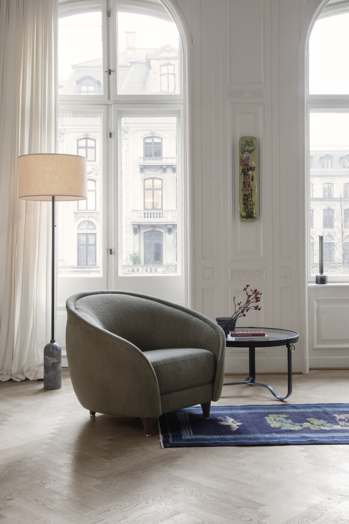 Gubi Gravity Stehleuchte mit Canvas Schirm und grauem Marmorfuß in stilvollem Interieur.