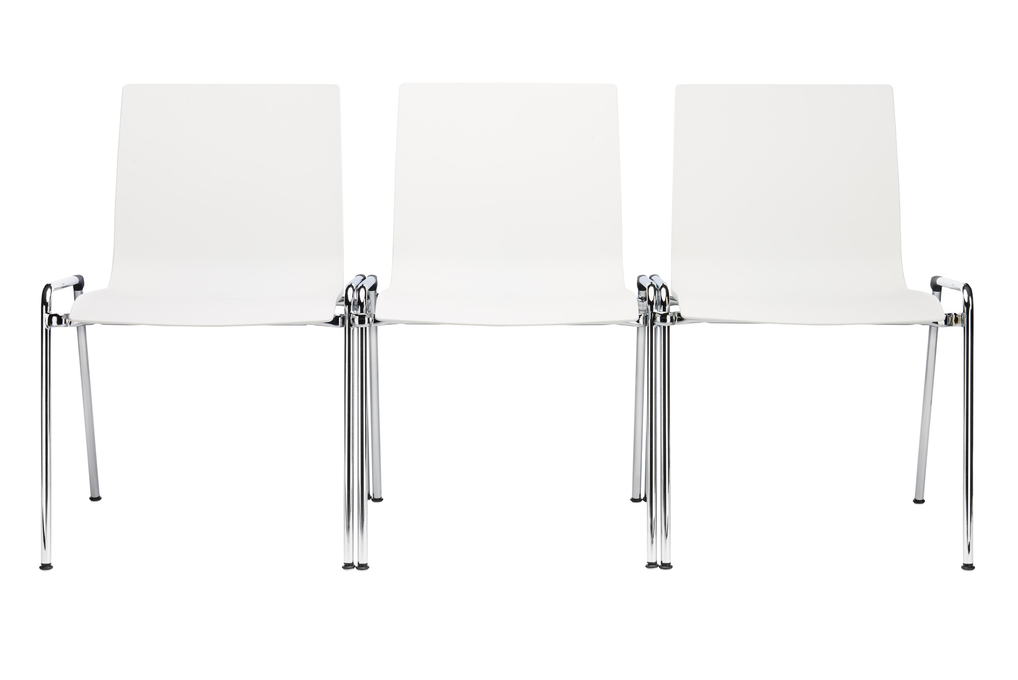 Drei weiße Thonet Stühle S 260 ohne Armlehne mit verchromtem Stahlrohrgestell vor weißem Hintergrund.