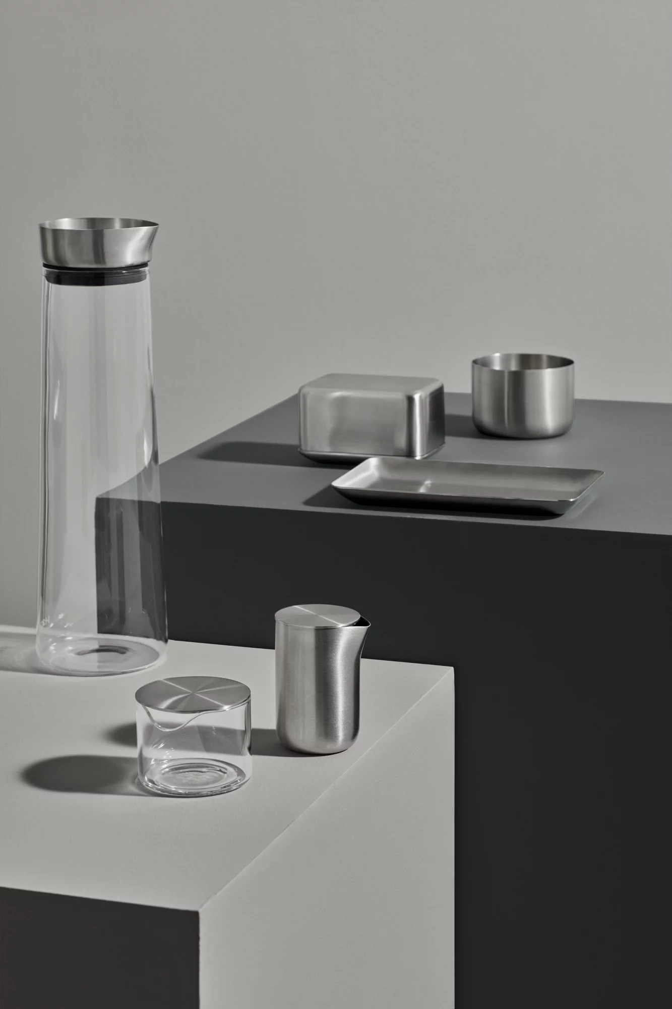 Acqua Wasserkaraffe von Blomus: Elegante Glaskaraffe mit Edelstahl-Elementen und weiteren passenden Tischaccessoires.