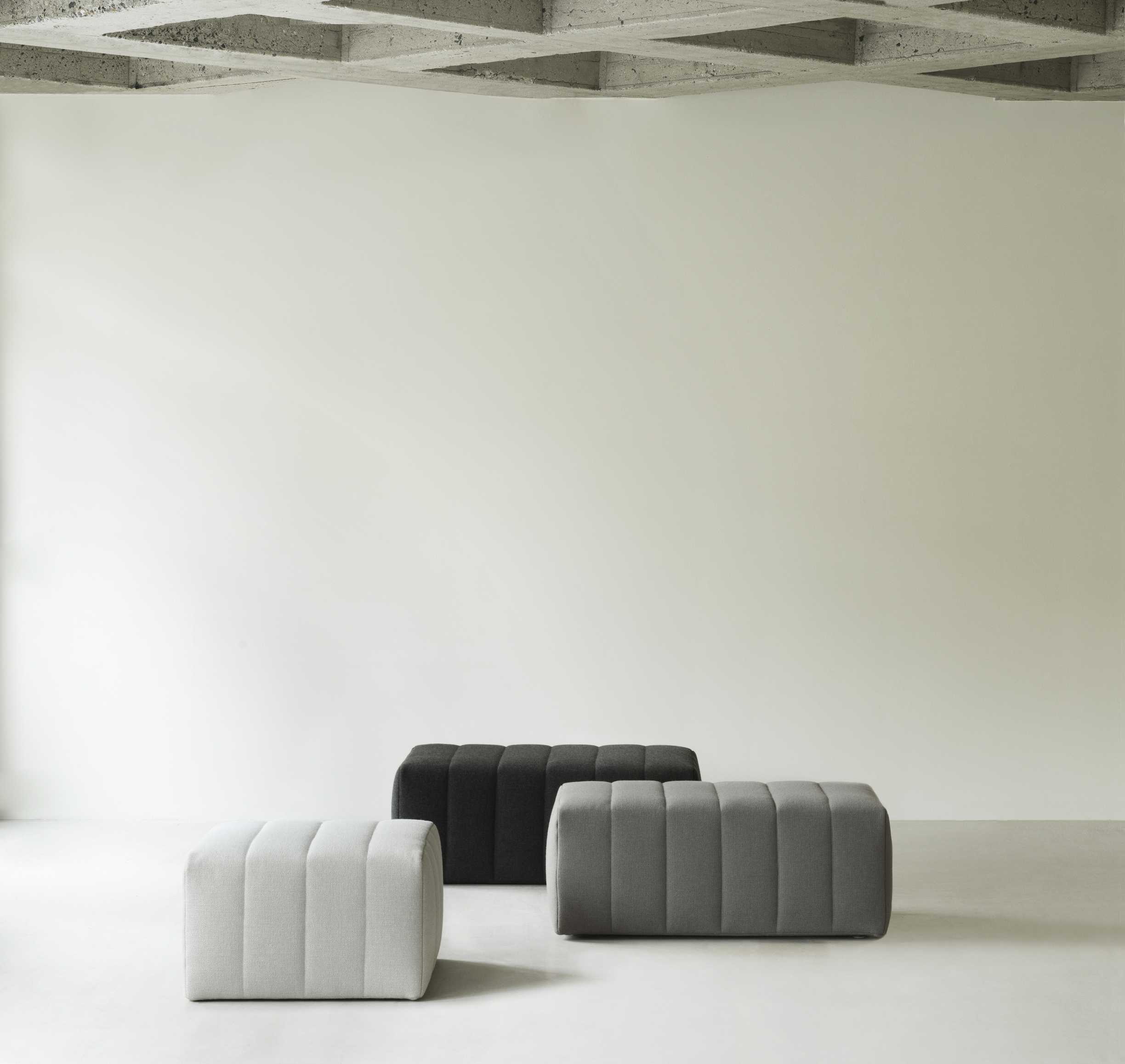 Drei Scene Pouf Hocker von Normann Copenhagen in Grau und Schwarz auf hellem Untergrund.