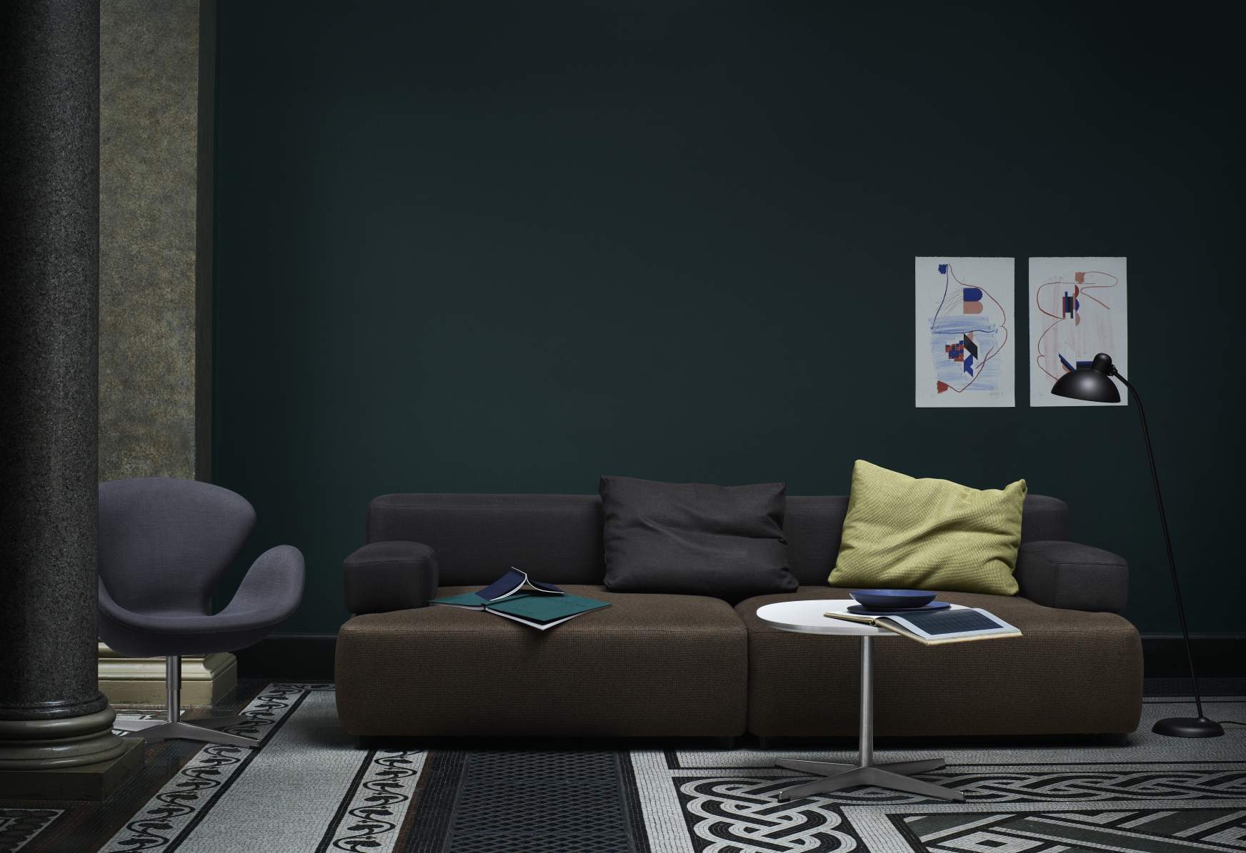 Alphabet Sofa von Fritz Hansen, braunes 3-Sitzer Sofa mit rechter Armlehne in modernem Wohnzimmer.