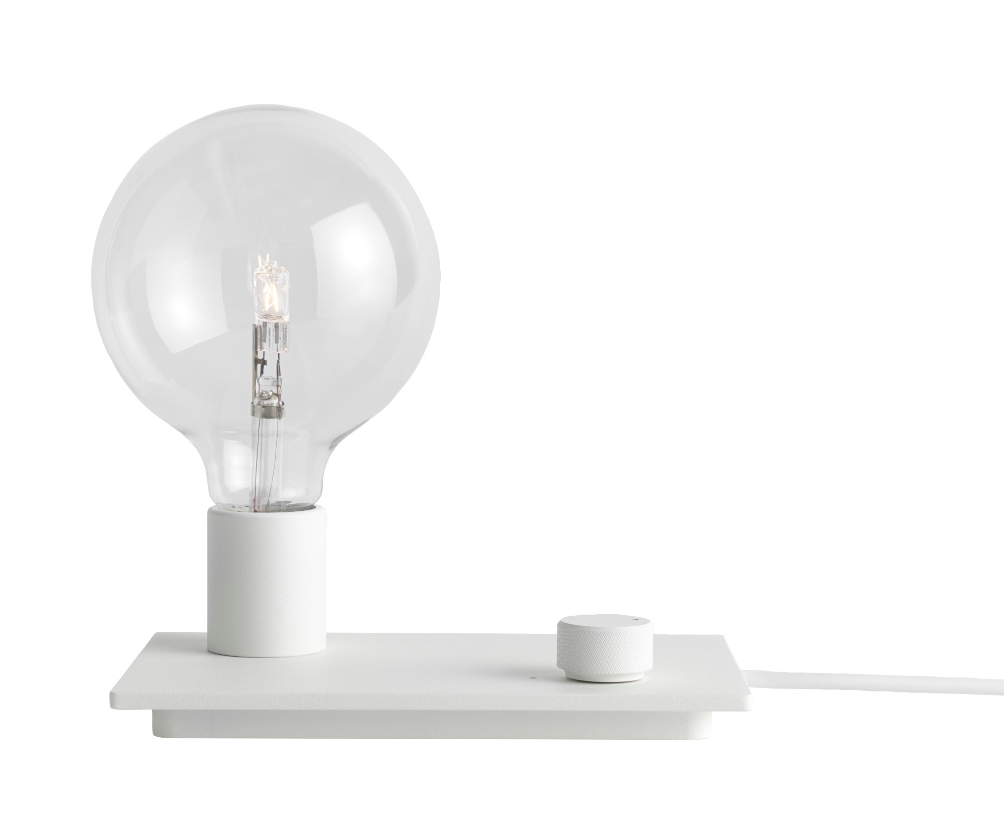 Weiße Control Tischleuchte von Muuto mit Dimmer und großer Glühbirne. Modernes Design.