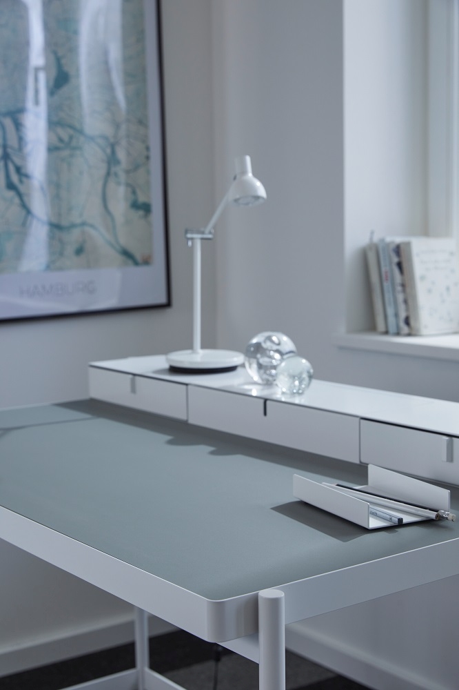 Weißer PS20 Schreibtisch von Müller Möbelfabrikation mit Schubladenaufsatz, Lampe und Schreibtischutensilien. Moderner Bürotisch für Arbeitszimmer.