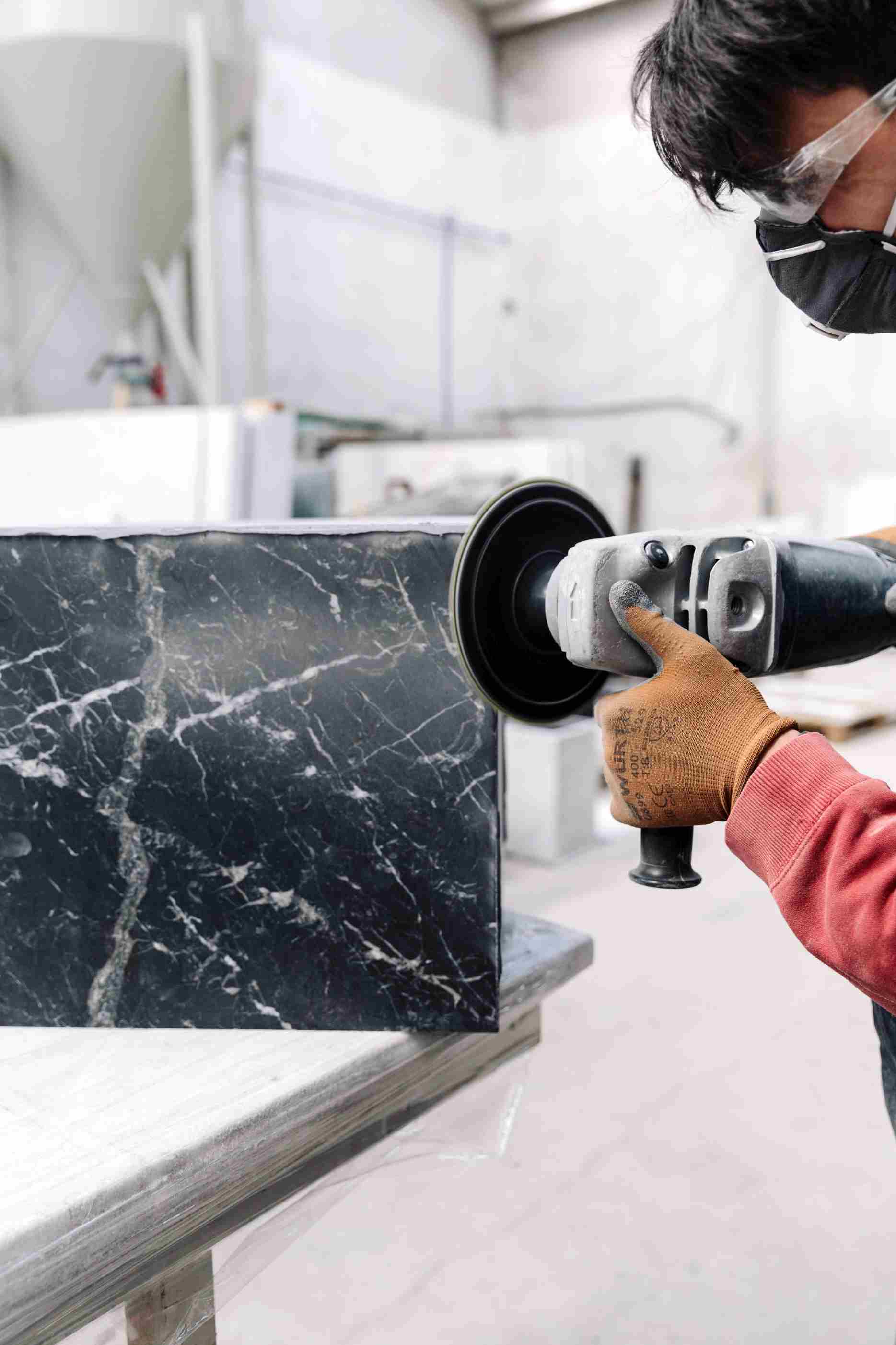 Audo Copenhagen Plinth Beistelltisch aus Rose Calacatta Viola Marmor in der Fertigung.