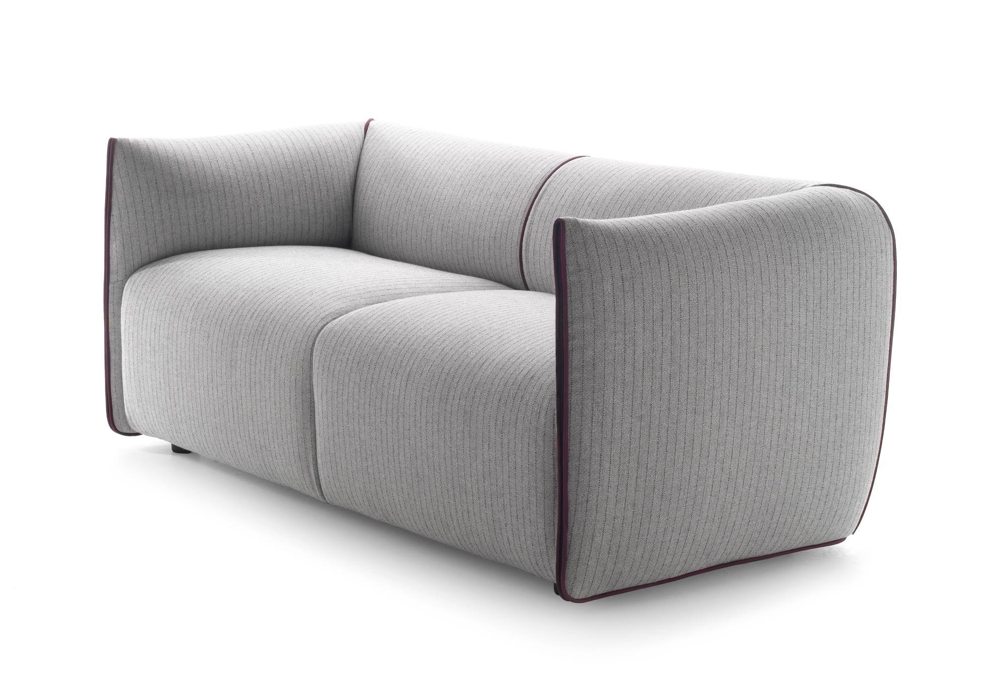 Graues Mia Sofa 2-Sitzer von MDF Italia mit feiner, dunkler Umrandung. Modernes Design Sofa für Wohnzimmer.