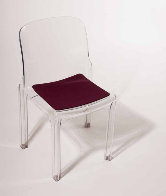 Burgunderrote Filz Sitzauflage für Selene Stuhl auf transparentem Stuhl, bequeme Sitzpolsterung.