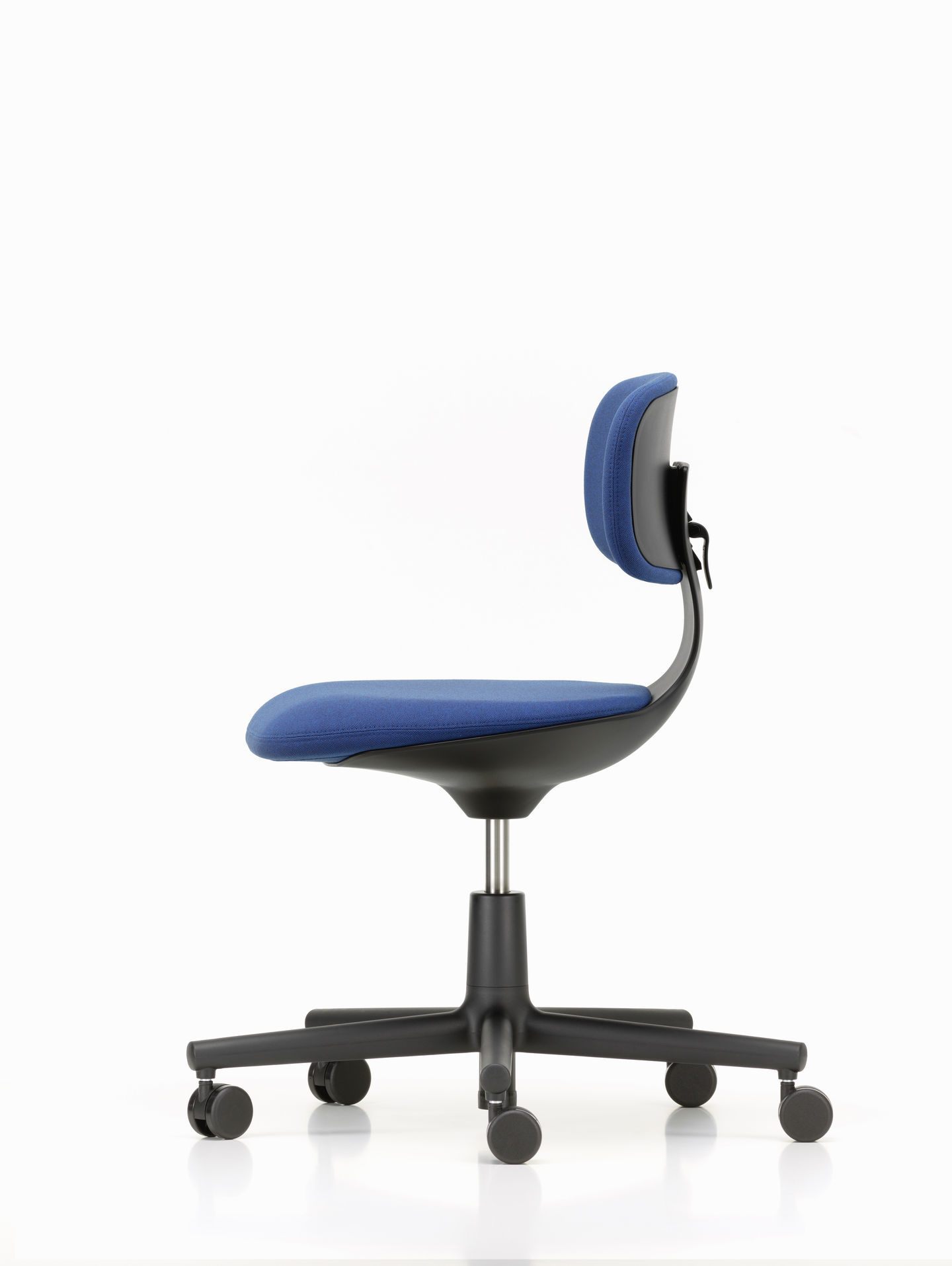 Blauer Rookie Bürodrehstuhl von Vitra, ergonomischer Arbeitsstuhl mit Rollen und Rückenlehne, Seitenansicht.