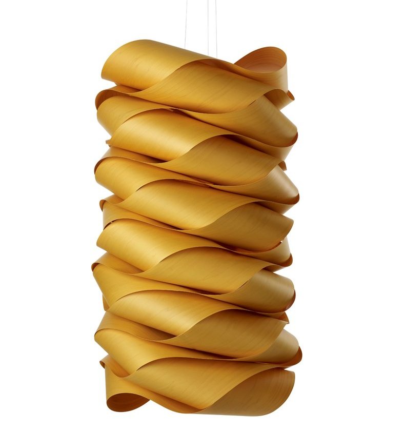 Nahaufnahme der Link Chain Pendelleuchte von LZF Lamps aus Holzfurnier.