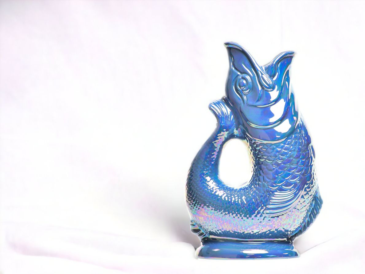 Gluckigluck Karaffe in Blau: Fischförmige Wasserkaraffe mit schimmerndem Glanz für Tischdekoration und Getränke.