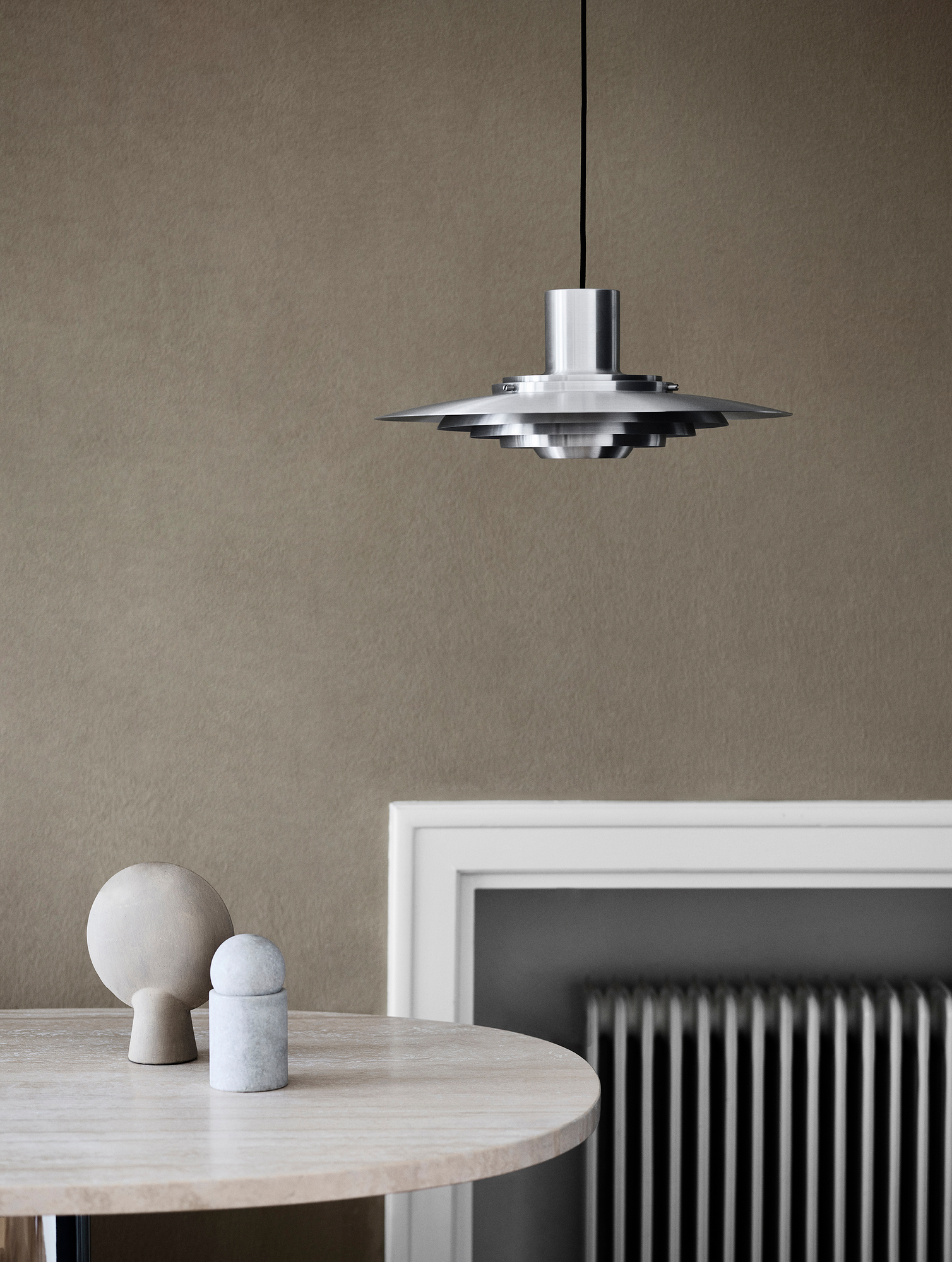 AndTradition P376 Pendelleuchte KF1 aus Aluminium, moderne Hängelampe für Wohnzimmer und Esszimmer.