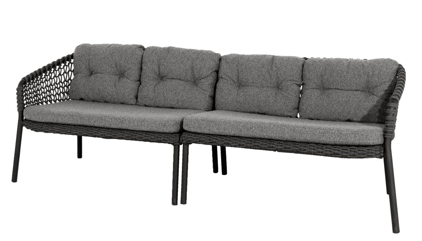 Ocean 2-Sitzer Outdoor Sofa mit Cane-Line Geflecht und dunkelgrauen Kissen für Garten und Terrasse.