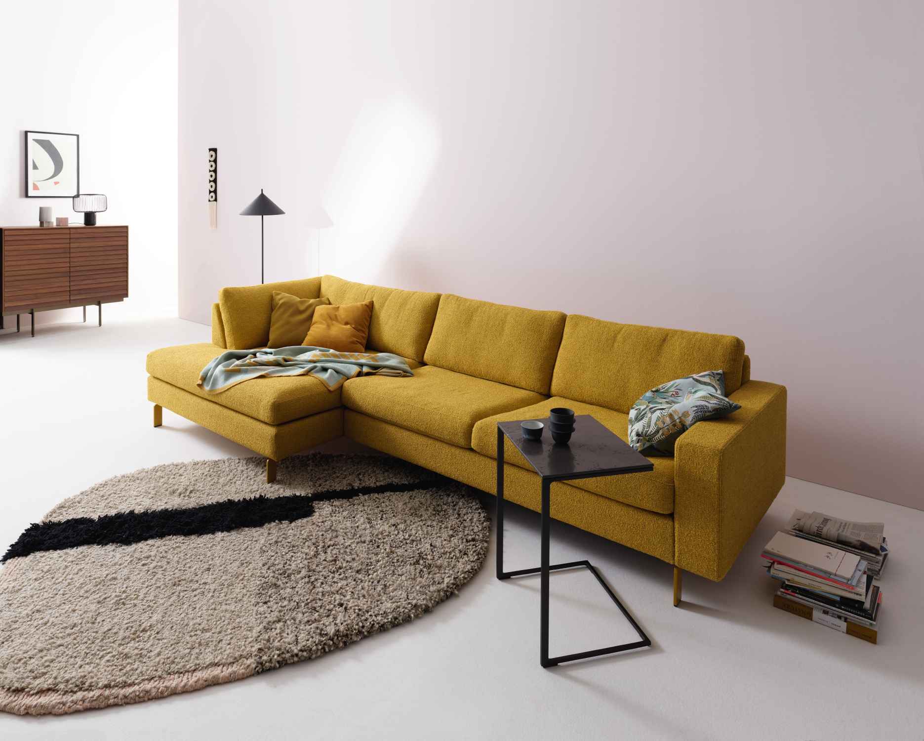 Gelbes Conseta Sofa von Cor mit Ottomane, Kissen und Beistelltisch für modernes Wohnzimmer.