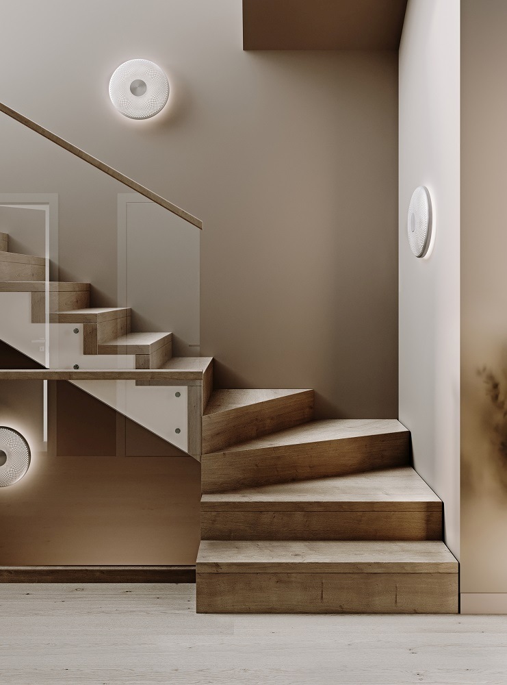 Weiße Glint Wandleuchte von Northern an einer Treppe, modernes Design, indirektes Licht.