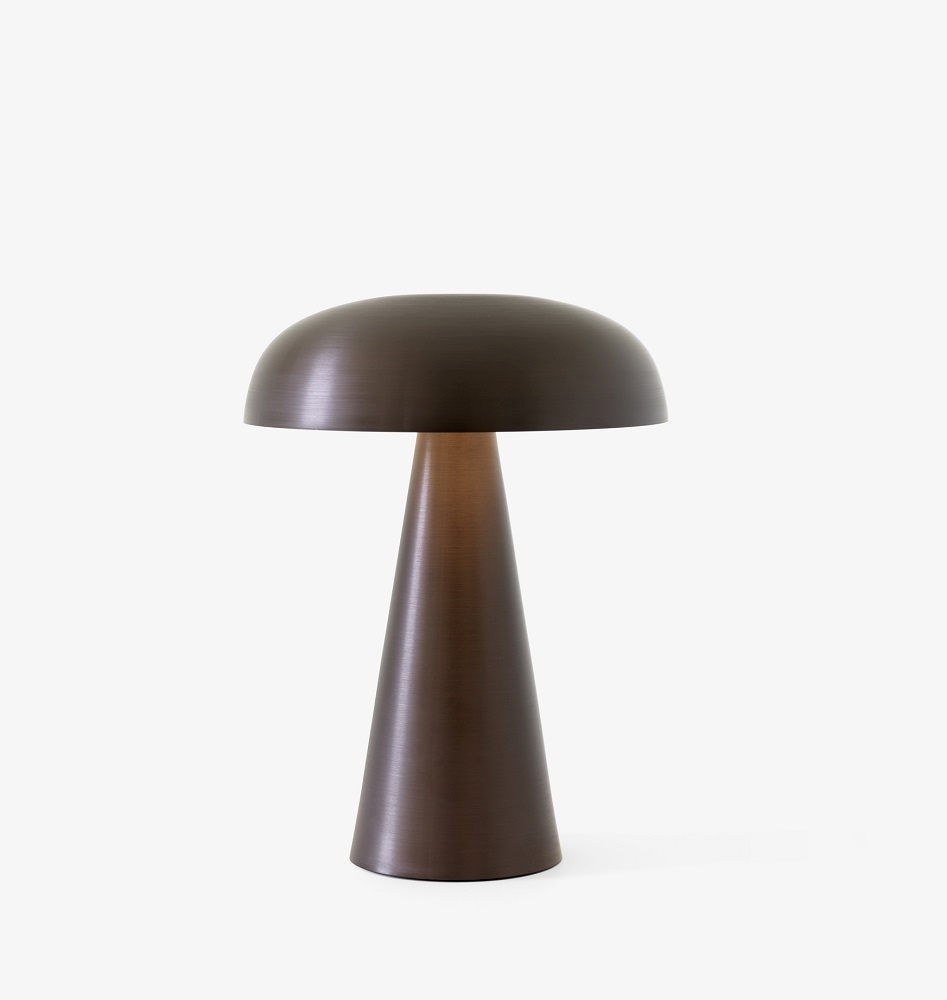 Como SC53 Akkuleuchte von AndTradition, bronzefarben, pilzförmige Tischleuchte mit USB-Anschluss für den Innenbereich.