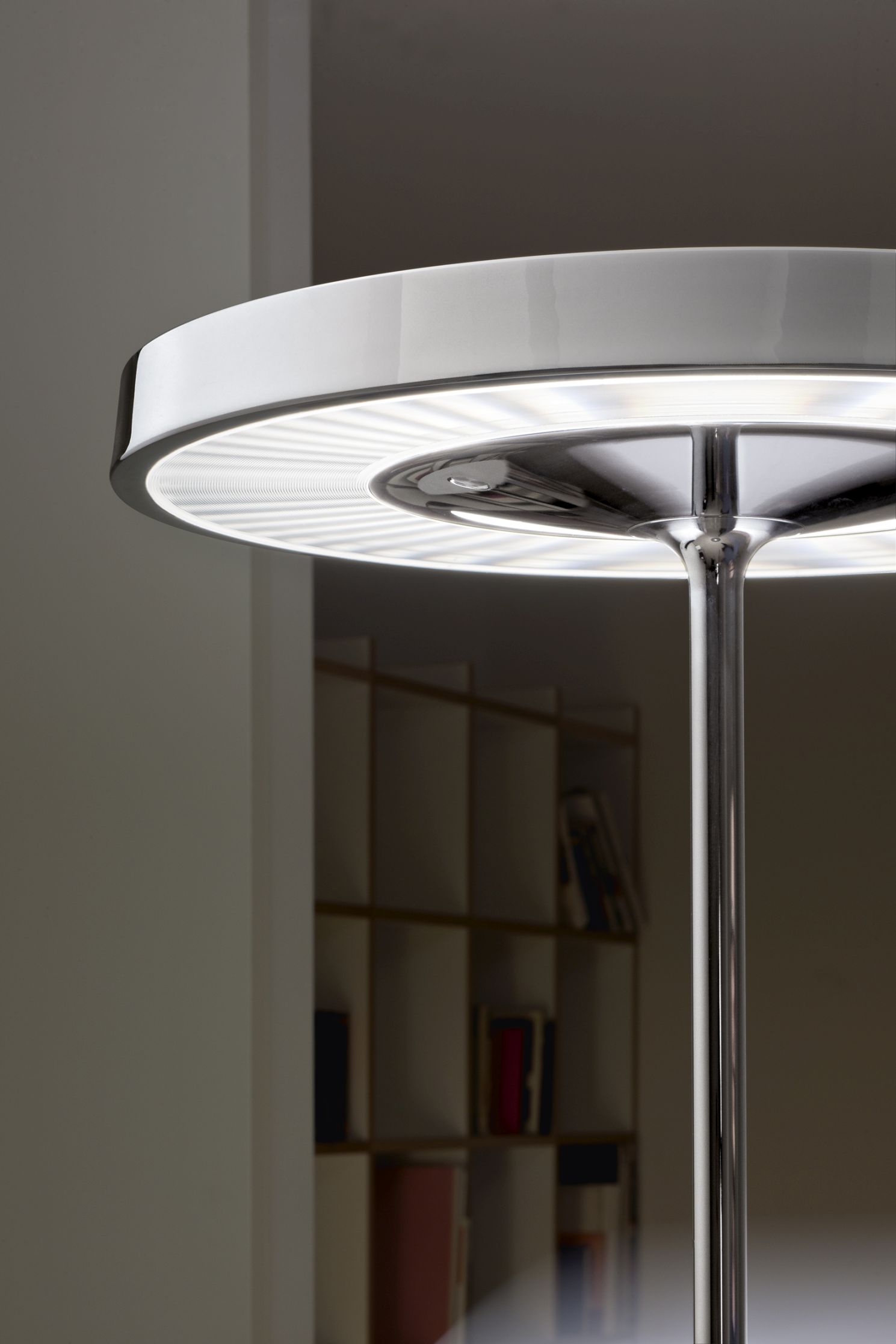 Nahaufnahme der Disk Tischleuchte für USM Haller, Belux, mit warmweißem 3000K Licht.