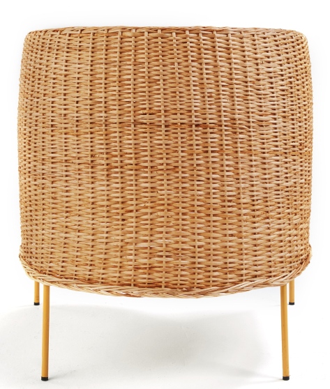 Caribe Natural Lounge Chair: Nahaufnahme des Korbsessels mit gelben Beinen für den Außenbereich.