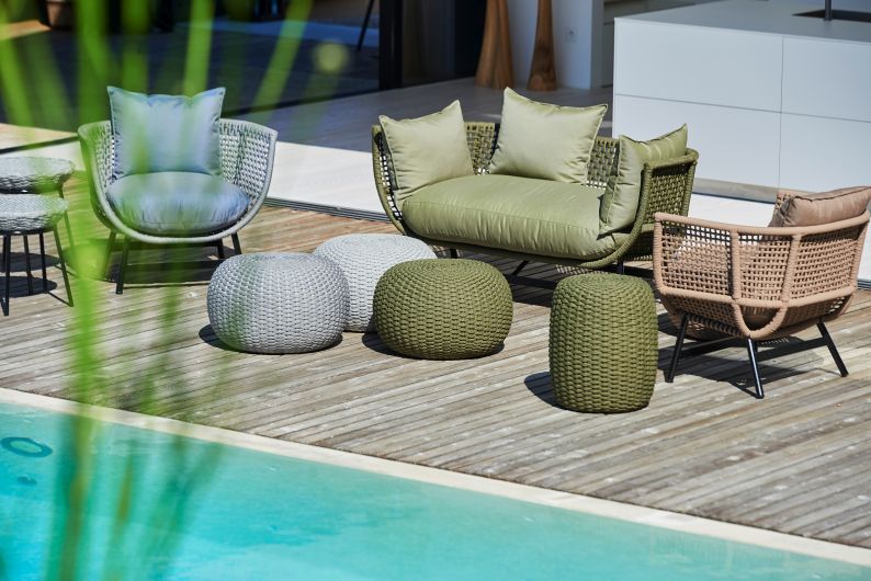 Suka Loungesofa von Jan Kurtz: Outdoor Sofa, Sessel und Poufs aus Rattan am Pool.