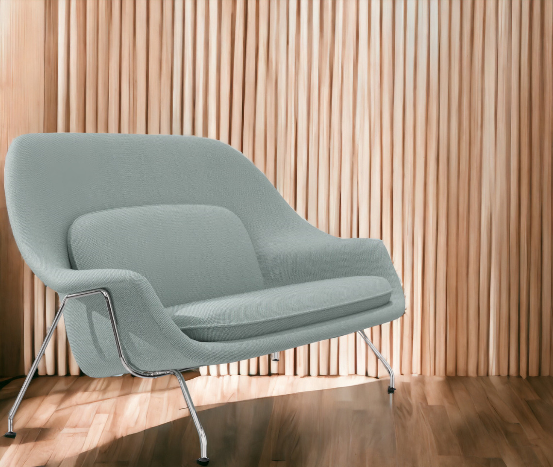 Heller Womb Sessel von Knoll International mit Chromgestell vor einer Holzwand.
