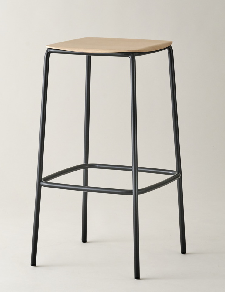 Nate S Barhocker von Brunner mit hellem Holzsitz und schwarzem Metallgestell.