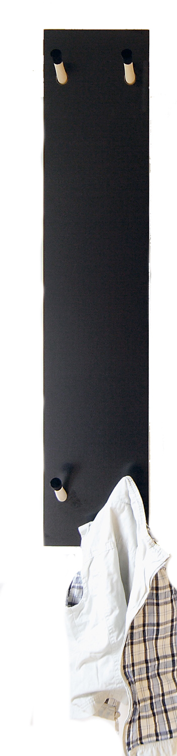 Rechenbeispiel Kindergarderobe von Moormann: Schwarzes Wandpaneel mit Haken und Kinderjacke.