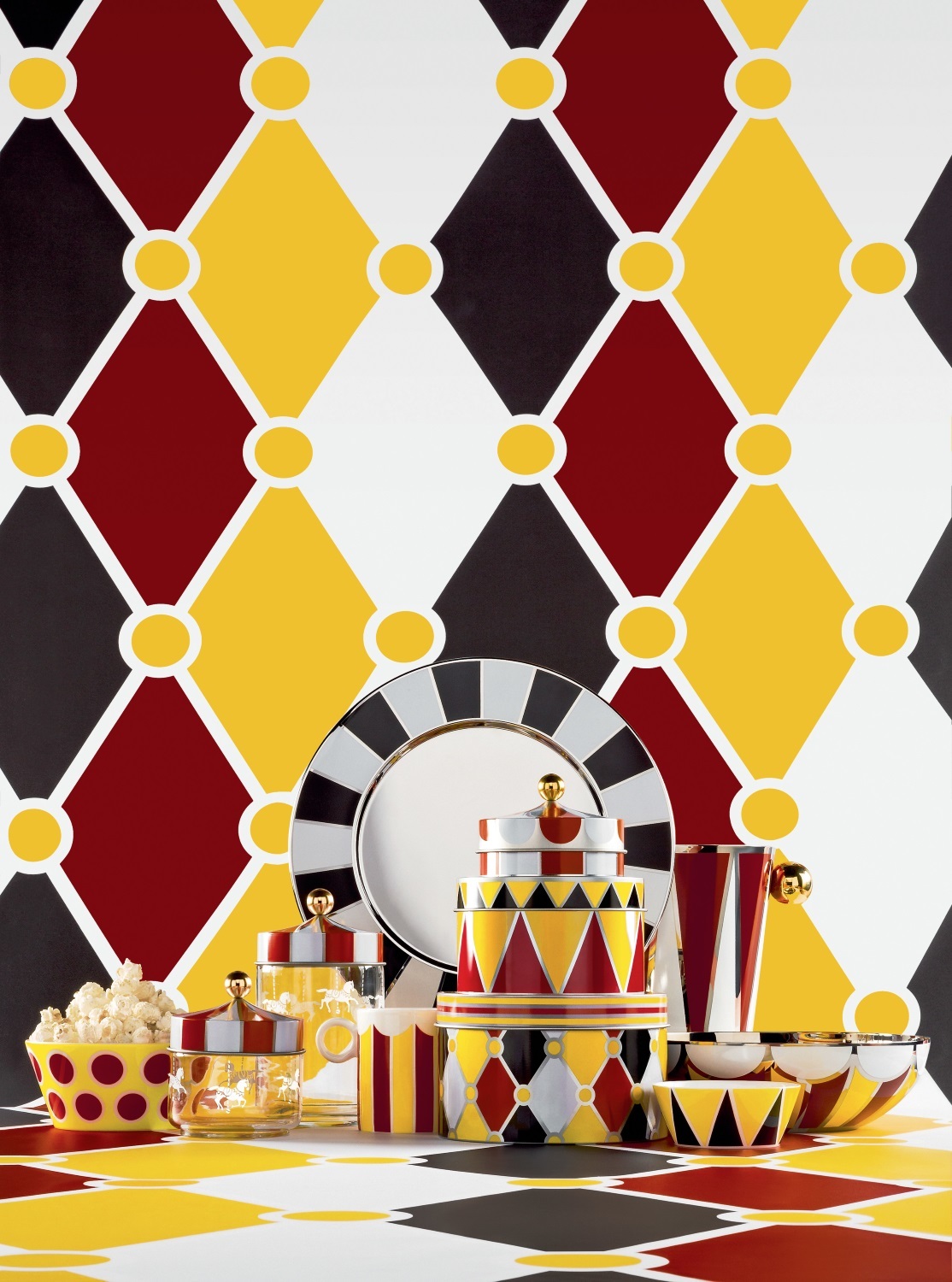 Alessi Circus Metalldosen 3er-Set: Buntes Geschirr und Dosen mit Zirkusmuster, ideal für Küche und Dekoration.