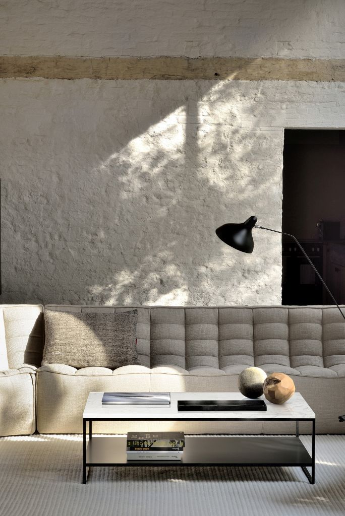 N701 Sofa Ecke von Ethnicraft, modulare Wohnlandschaft in hellem Stoff mit Couchtisch.