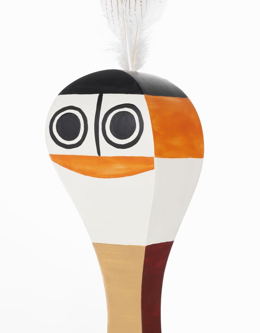 Wooden Dolls Large Holzfigur No.1, handbemalte Deko-Holzfigur mit Federn, Vitra Limited Edition Einzelstück.