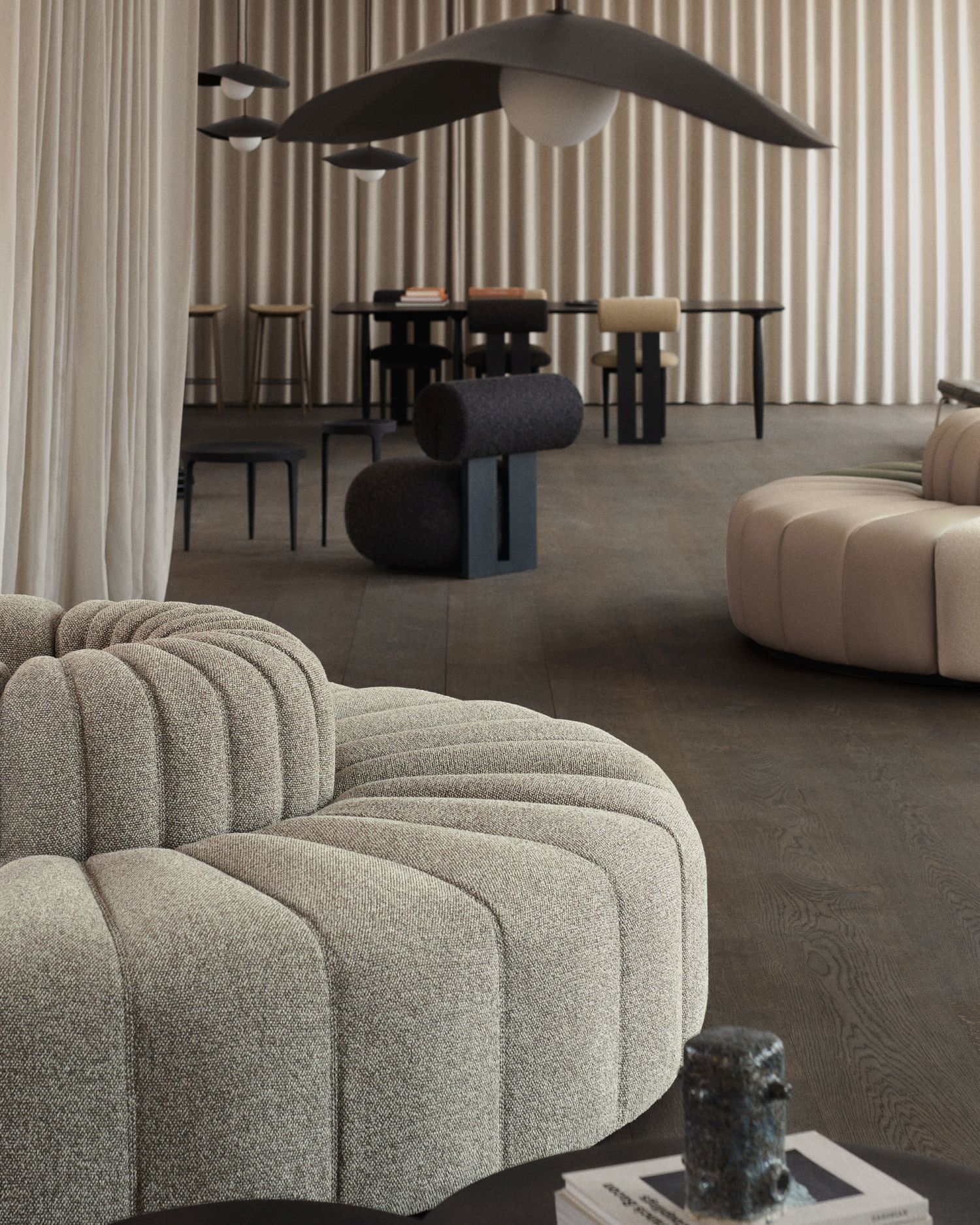 Fuji Pendelleuchte von Norr11, große, schwarze Designerlampe im modernen Wohnzimmer mit Sofas.