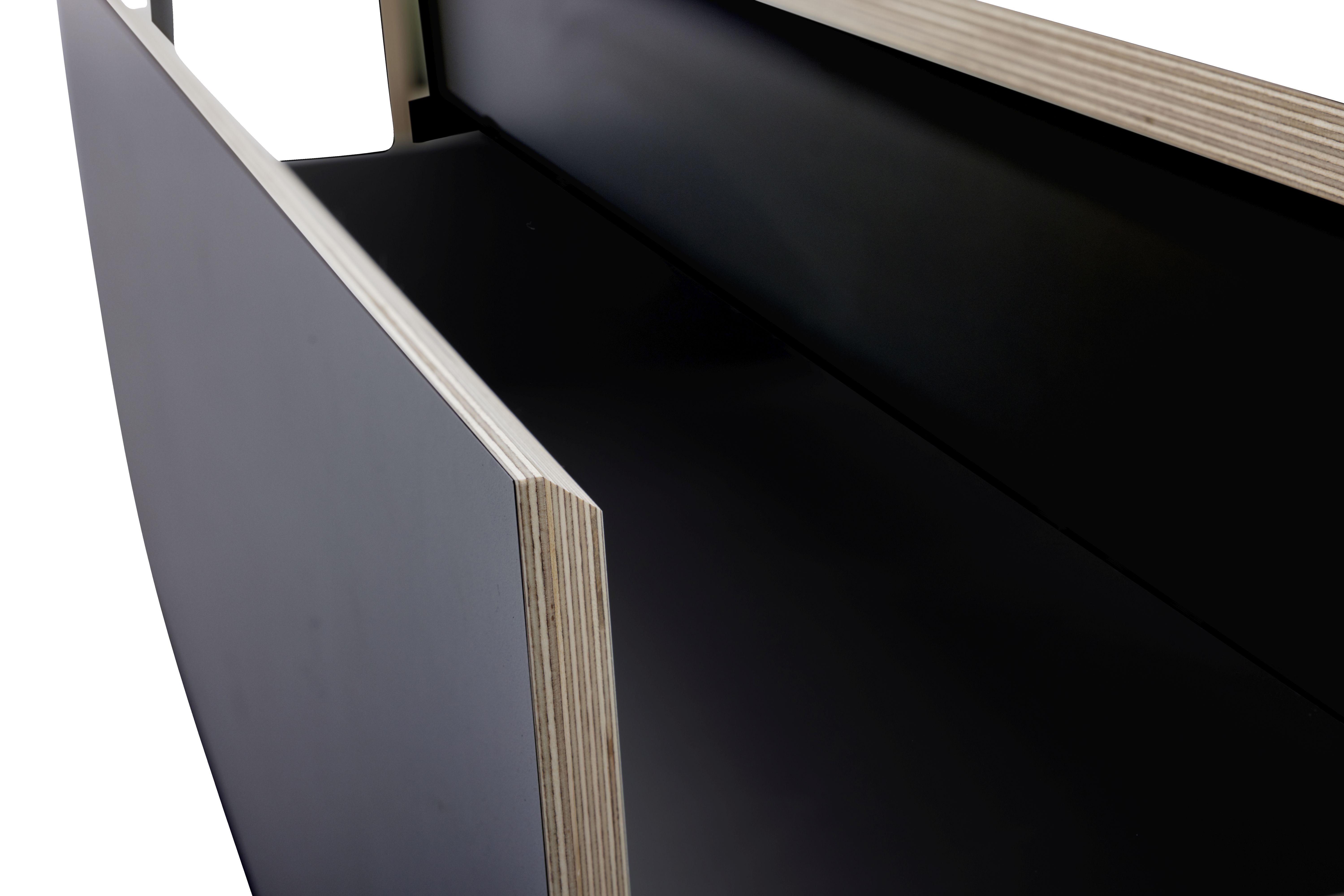 Detailaufnahme vom Spaze Bett von Müller Möbelwerkstätten: Schwarzes, modernes Design mit Holzschichtungen.