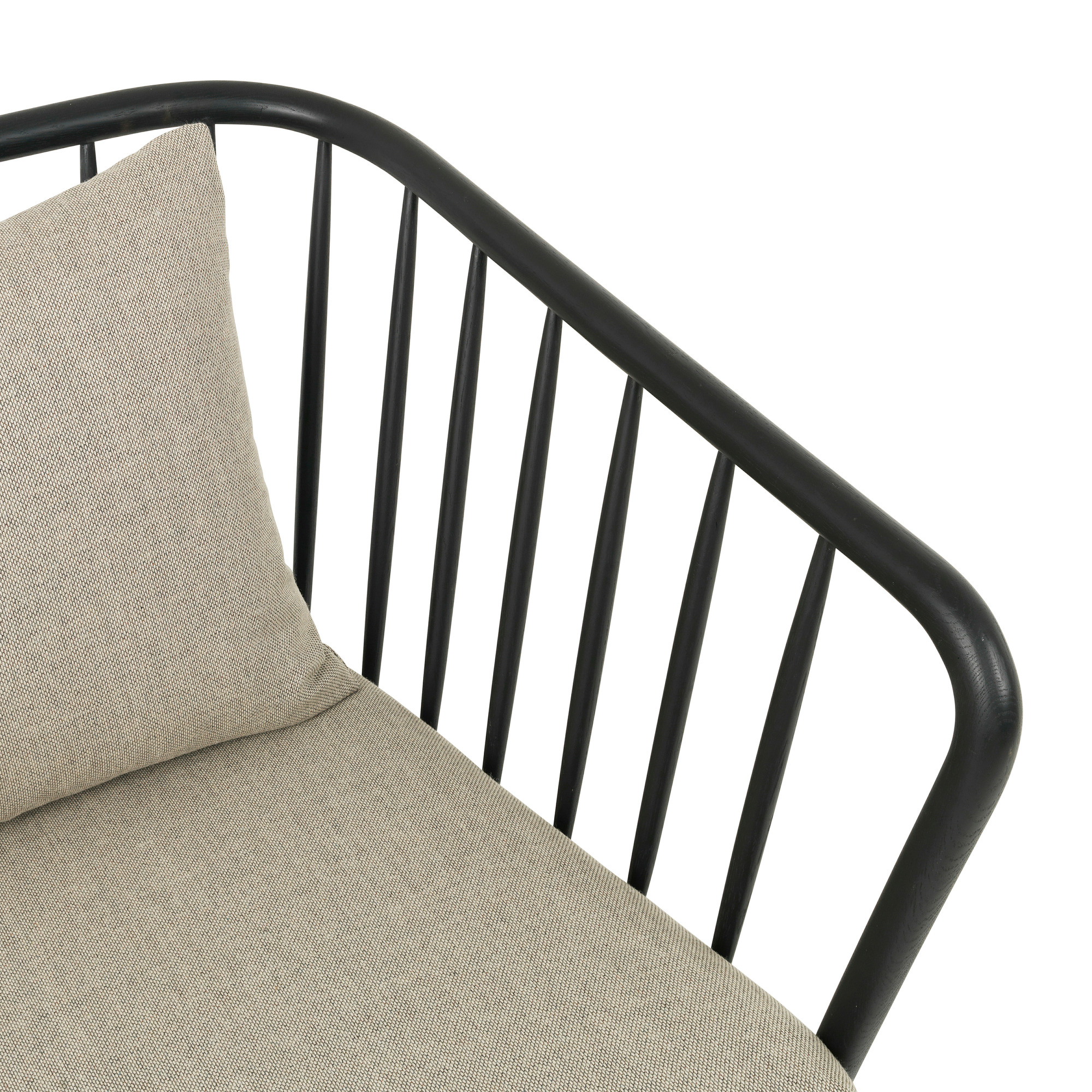 Detailaufnahme Mollis Sofa: Schwarzes Gestell, Kissen und Sitzfläche aus recycelter Wolle.